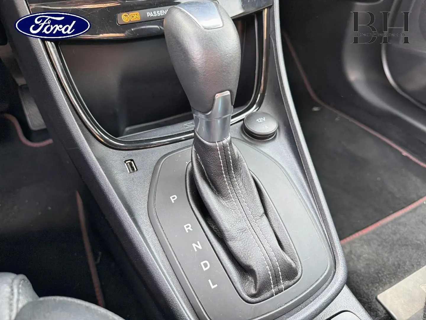 Gros plan sur la commande de boîte automatique noire du Ford Puma 2023, mettant en valeur le levier de vitesses et ses coutures.