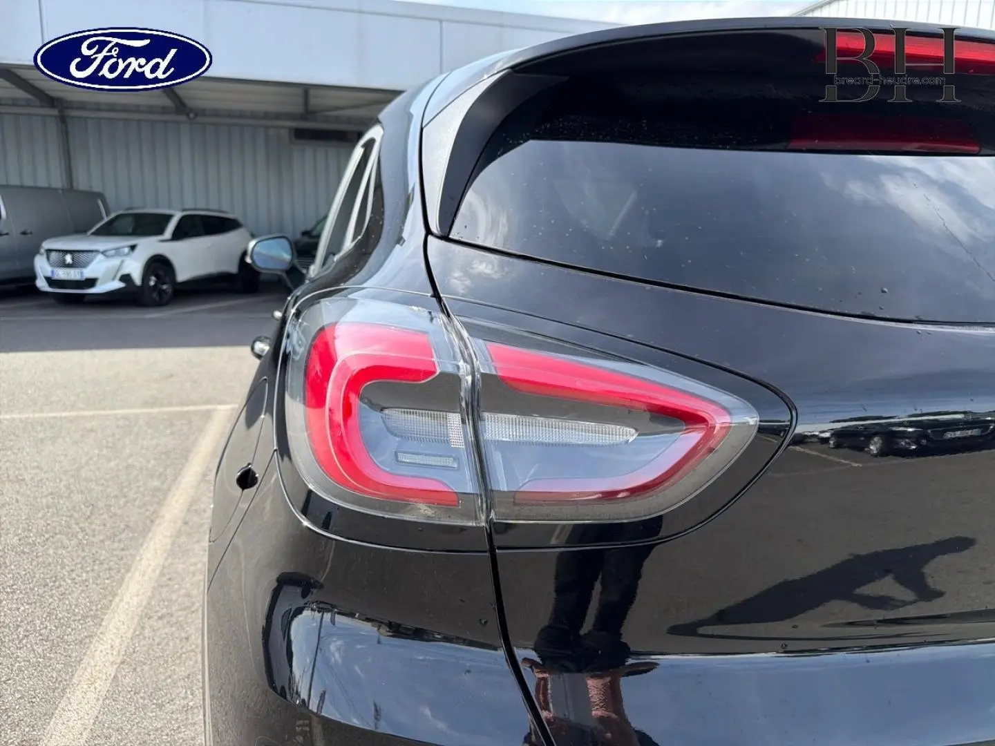 Gros plan sur le feu arrière droit d’un Ford Puma 2023 noir agate métallisé, soulignant ses lignes modernes.