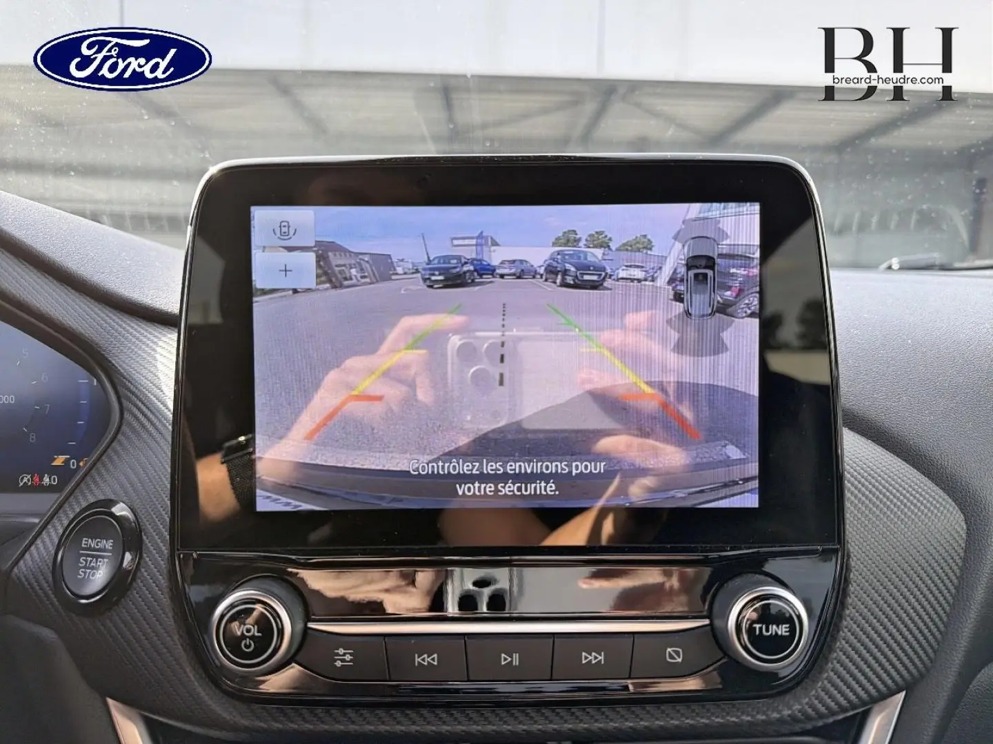 Écran central de la Ford Puma 2023 noir Agate montrant la caméra de recul avec lignes de guidage colorées.