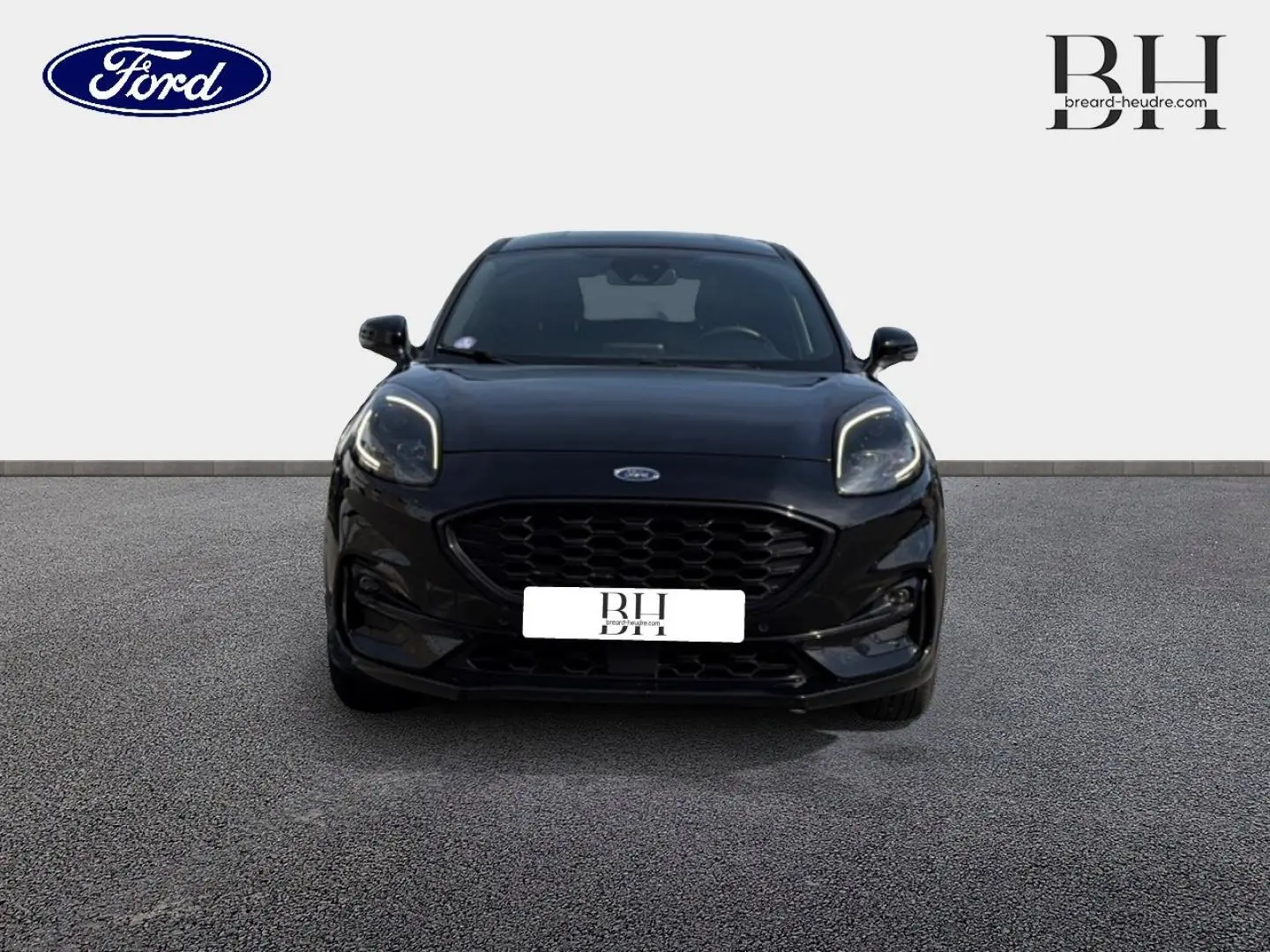 Vue frontale d'une Ford Puma 2023 noire Agate Métallisée avec calandre hexagonale et phares LED distinctifs.