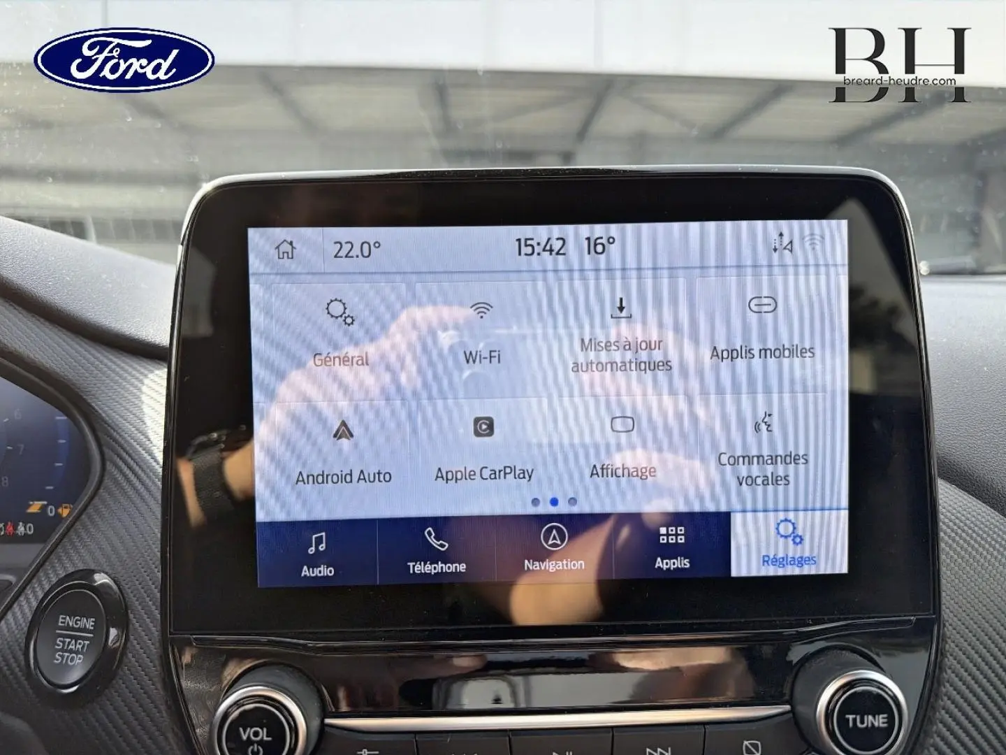 Écran tactile central de la Ford Puma 2023 affichant les réglages connectivité et multimédia, intérieur noir.
