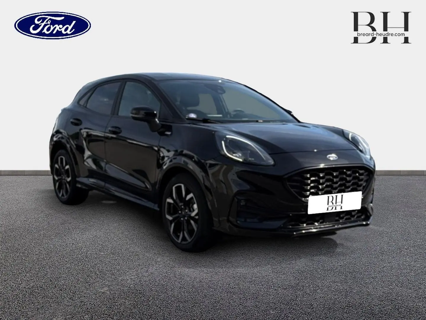 Ford Puma 2023 noir Agate métallisé en 3/4 avant, avec calandre large et jantes noires distinctives.