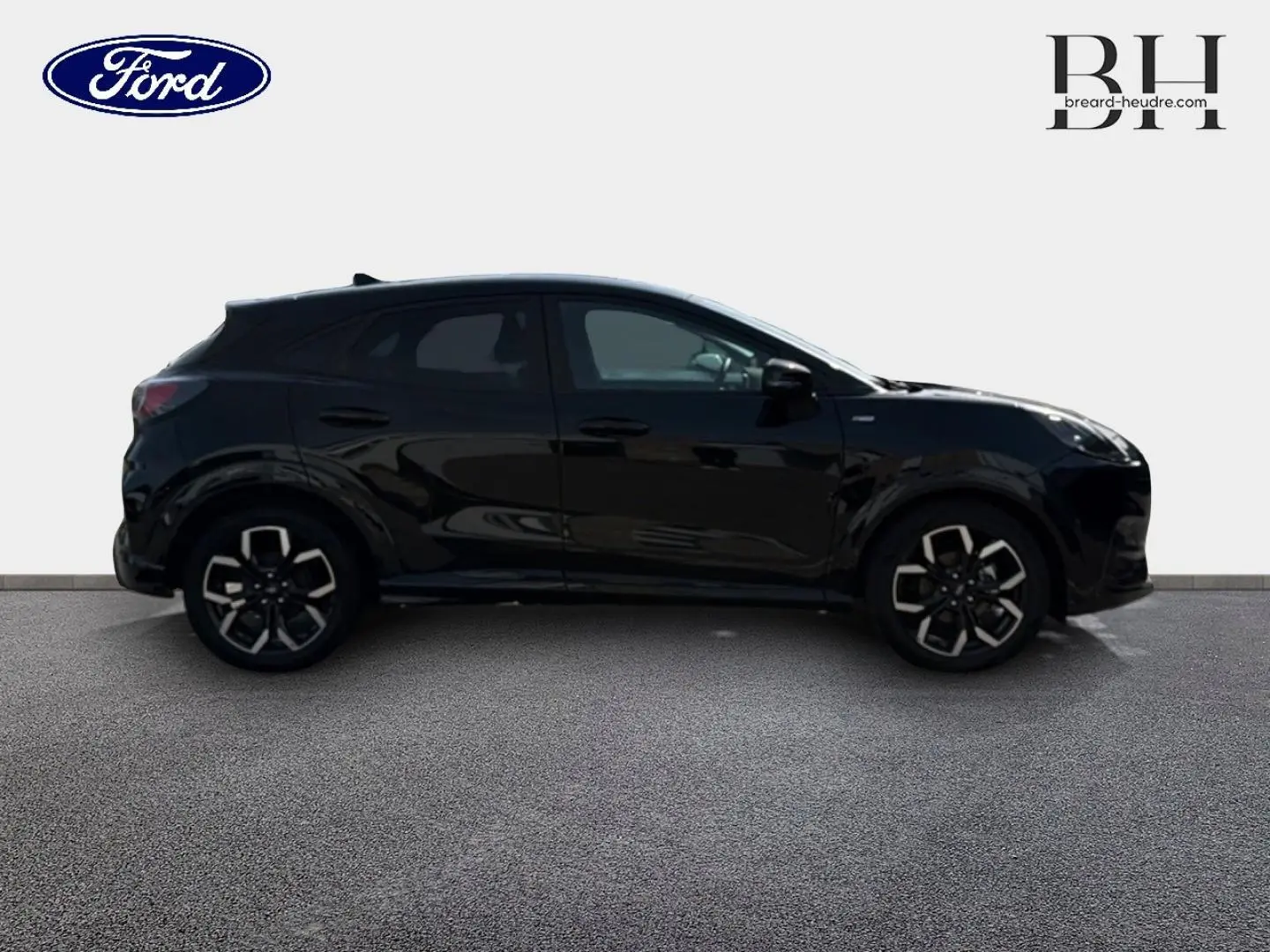 Ford Puma 2023 noir Agate métallisé vu de profil côté gauche, avec jantes alliage distinctives ST-Line X.