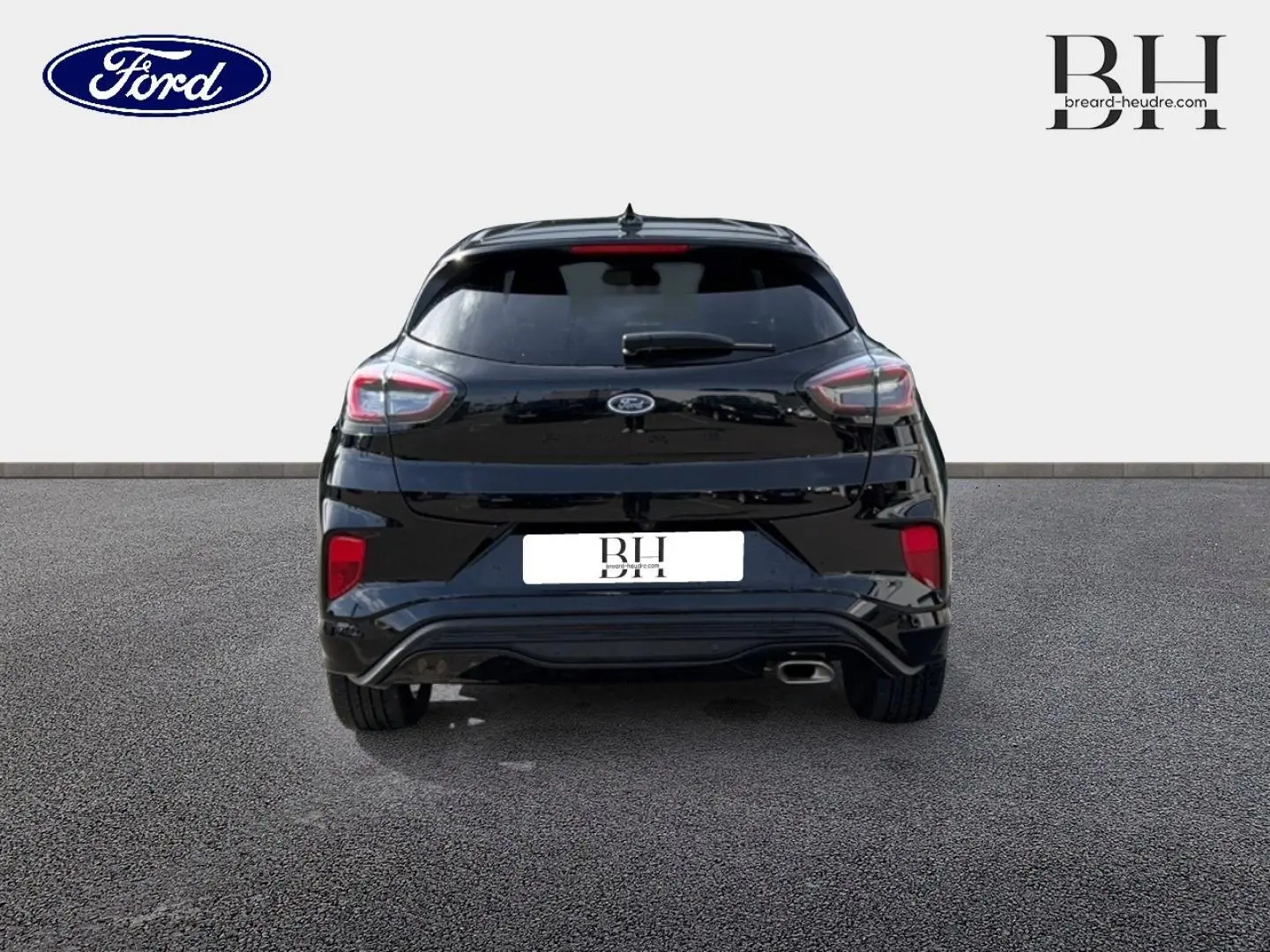 Vue arrière du Ford Puma 1.0 EcoBoost 125ch noir agate métallisé, avec feux arrière distinctifs et échappement visible à droite.