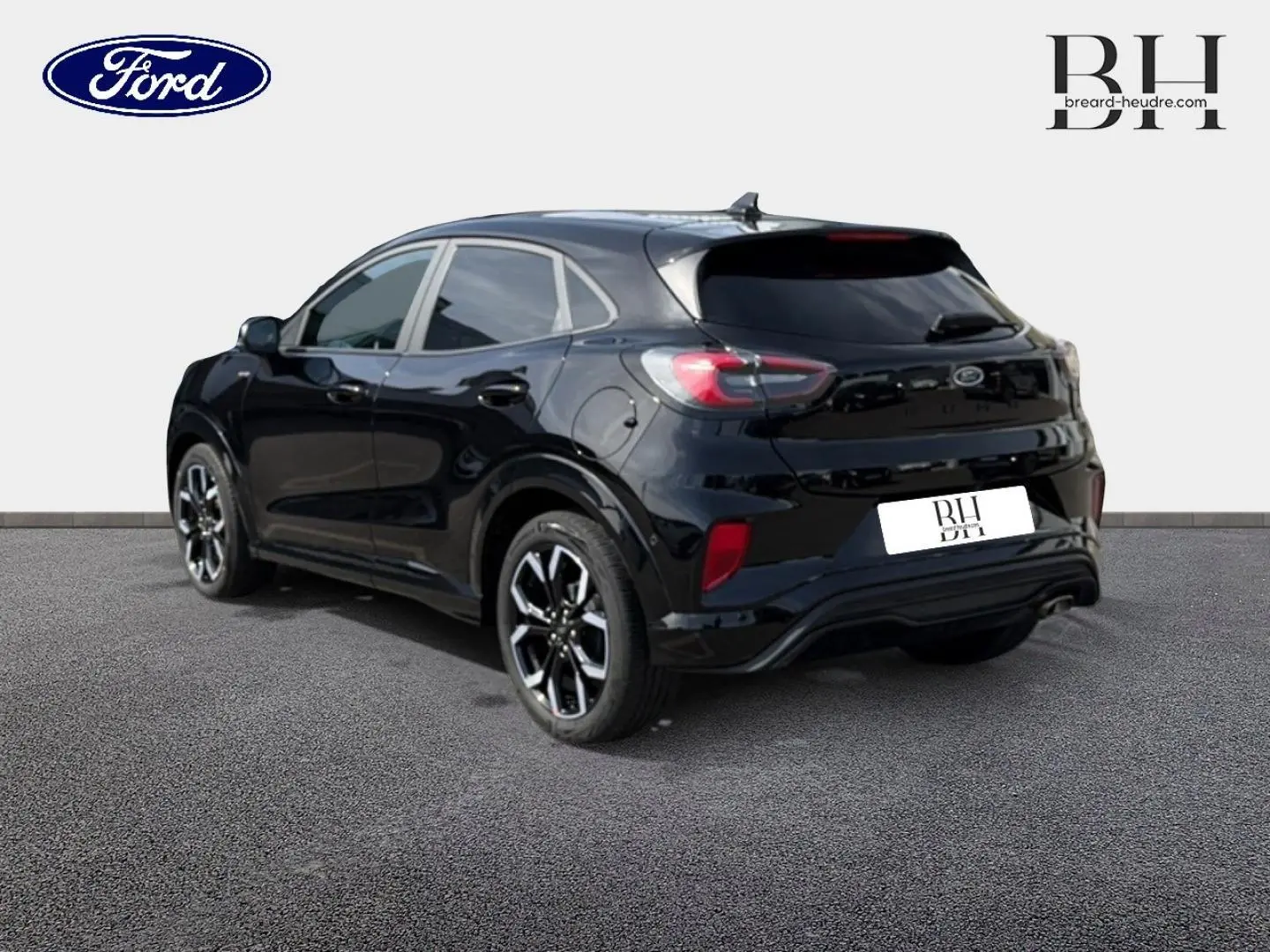 Ford Puma 2023 noir Agate métallisé, vue 3/4 arrière côté gauche, jantes alliage et feux arrière distinctifs.