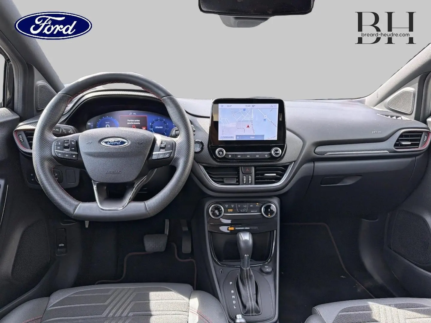 Vue intérieure avant du Ford Puma 2023, tableau de bord noir avec écran tactile central et volant multifonction.