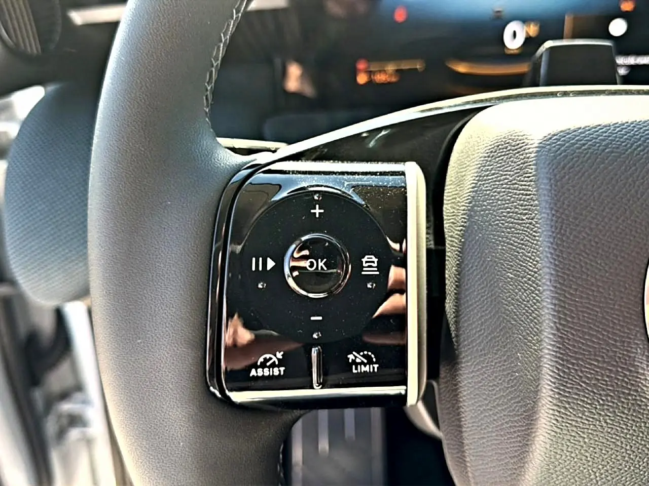 Gros plan sur les commandes multifonctions noires du volant du Citroën C5 Aircross hybride 2026.