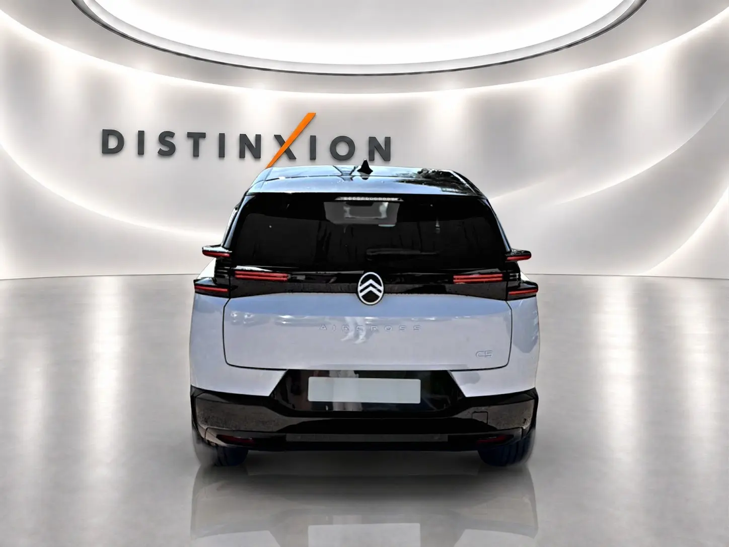 Vue arrière d'un Citroën C5 Aircross blanc et noir, avec feux LED horizontaux et toit bi-ton noir perla nera.