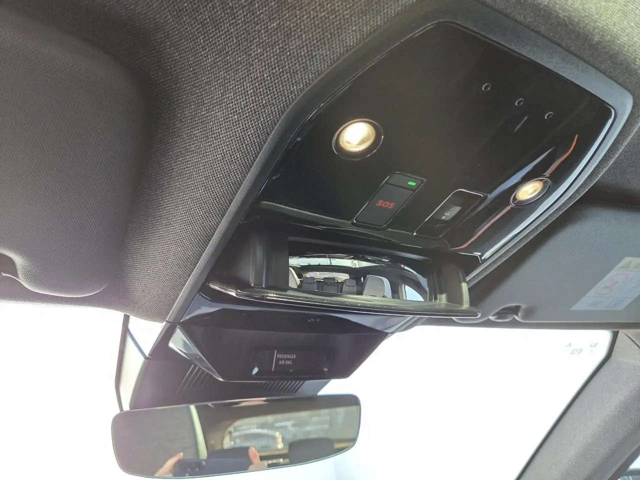 Vue intérieure en plongée du plafonnier noir brillant avec éclairages et miroir de courtoisie du Renault Austral 2025.