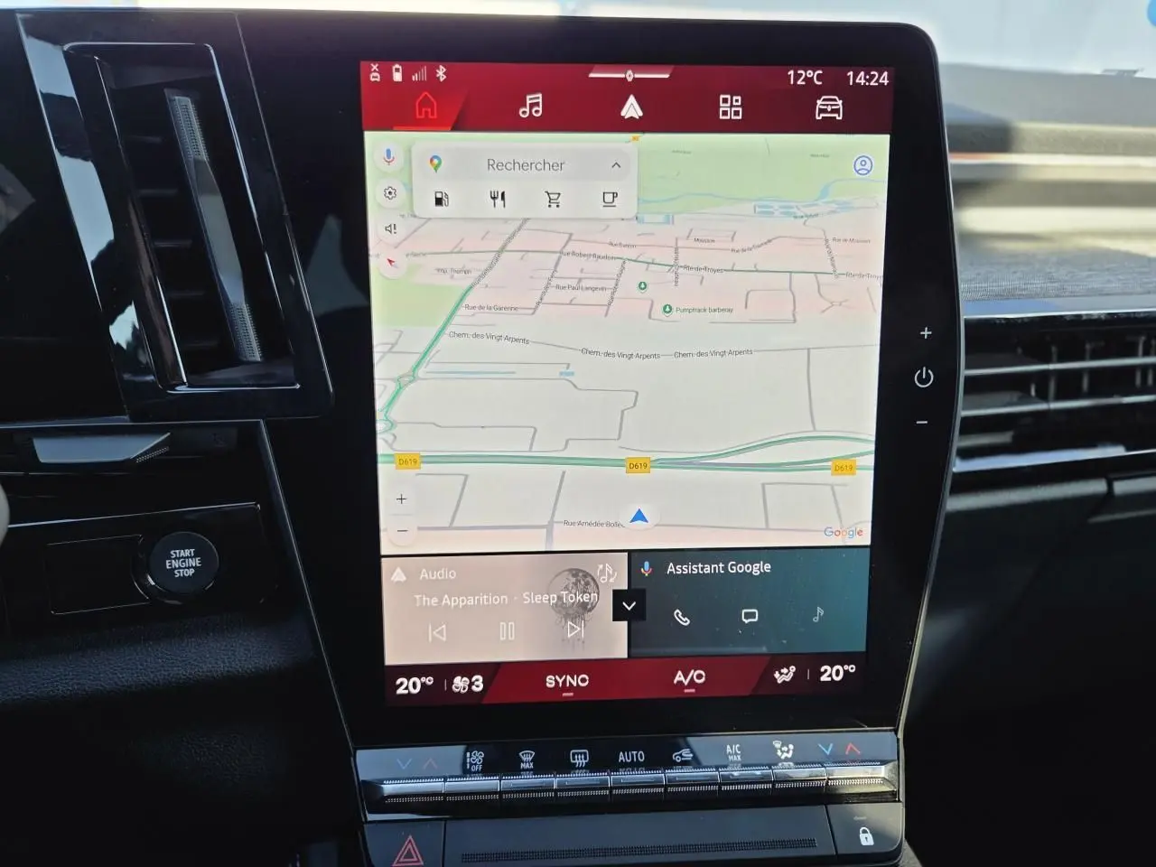 Écran tactile central du tableau de bord du Renault Austral 2025, affichant la navigation Google Maps.