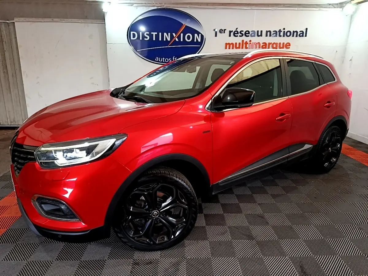 Renault Kadjar SL Black Edition rouge, vue 3/4 avant droit, jantes noires et rétroviseurs noirs brillants.