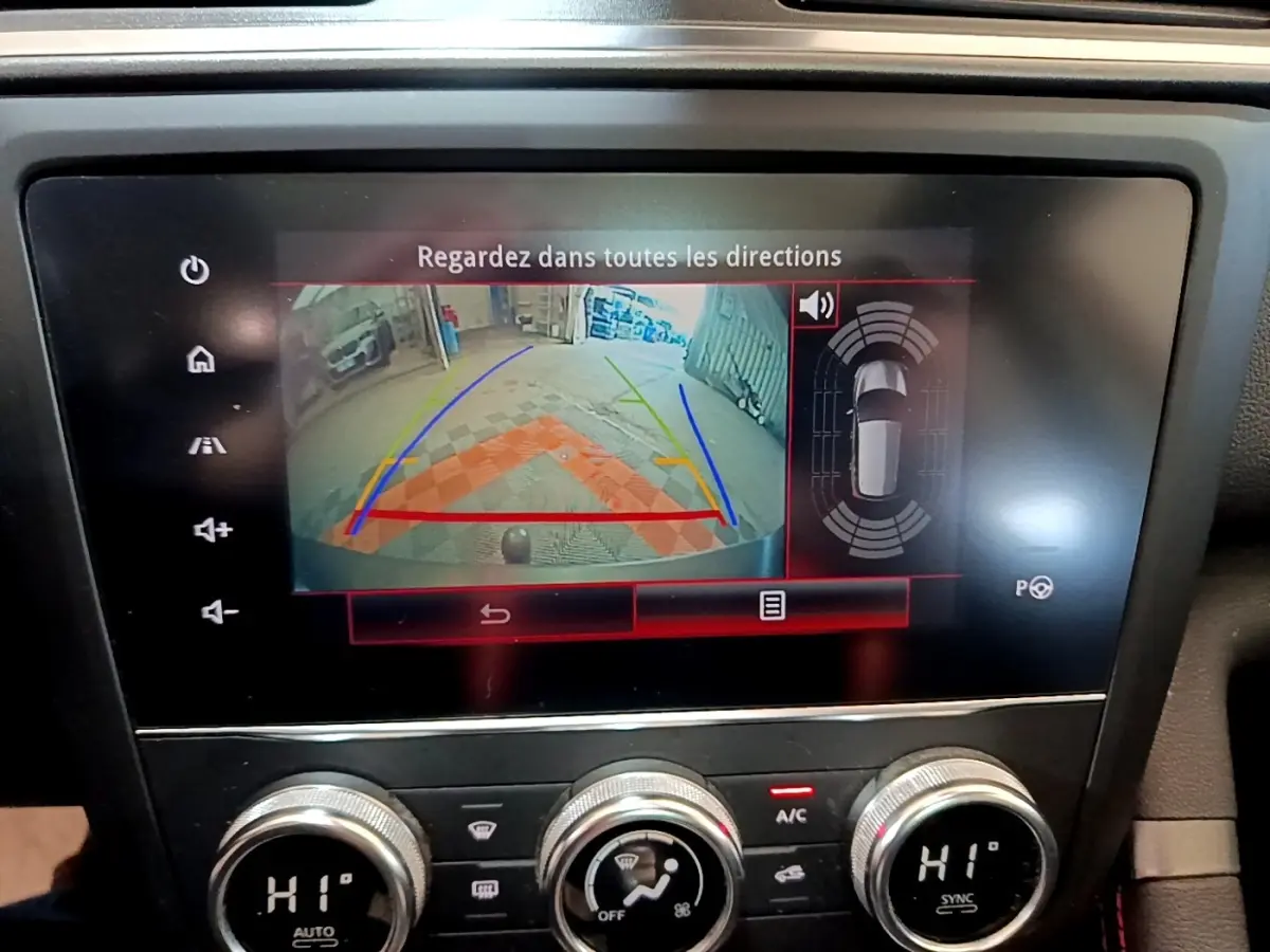 Écran tactile intérieur montrant la caméra de recul et les capteurs de stationnement du Renault Kadjar rouge, version SL Black Edition.