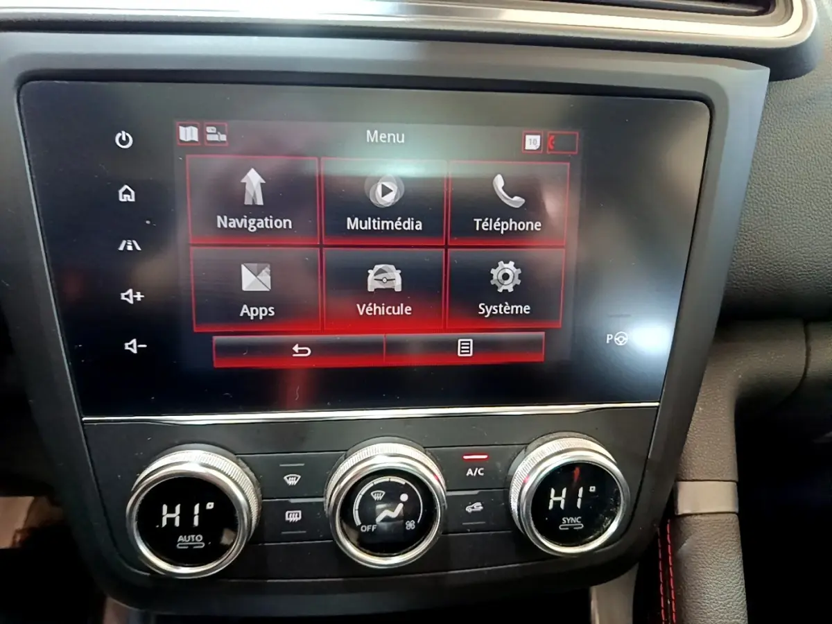 Écran tactile central et commandes de climatisation digitales du tableau de bord du Renault Kadjar SL Black Edition rouge.