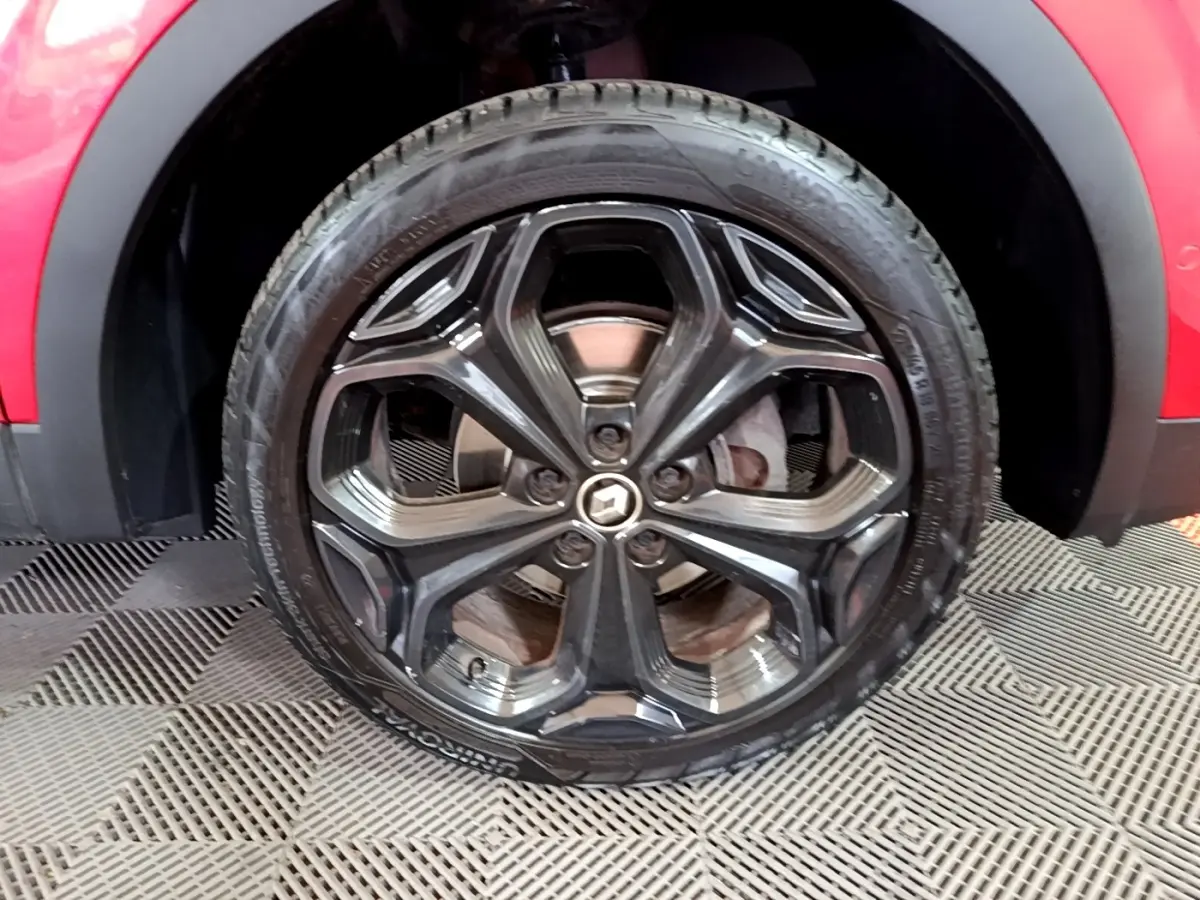 Gros plan sur la roue avant droite avec jante noire brillante du Renault Kadjar rouge SL Black Edition 2019.