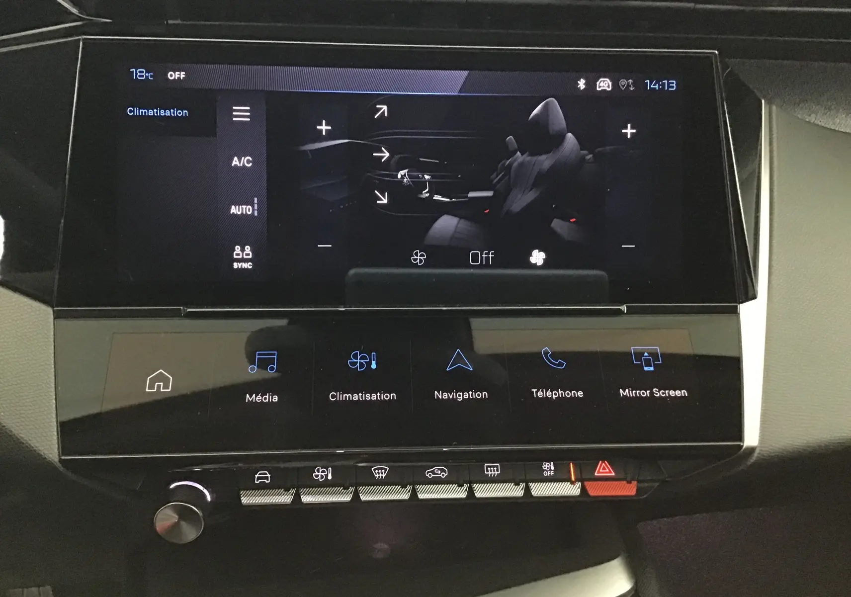 Écran tactile central de la Peugeot 308 Bleu Obsession 2025, affichant les commandes de climatisation et multimédia.