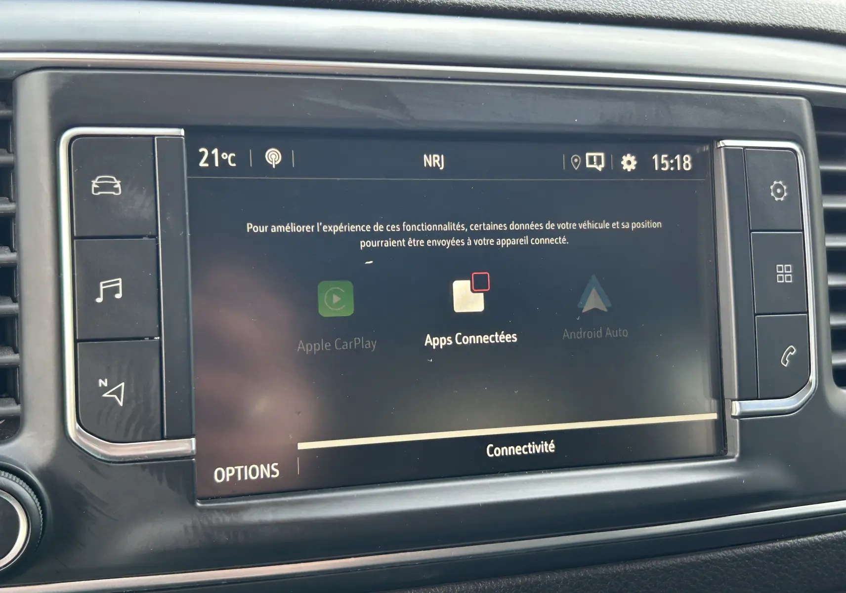 Écran tactile central du tableau de bord de l’Opel Vivaro Combi noir, affichant les options Apple CarPlay et Android Auto.