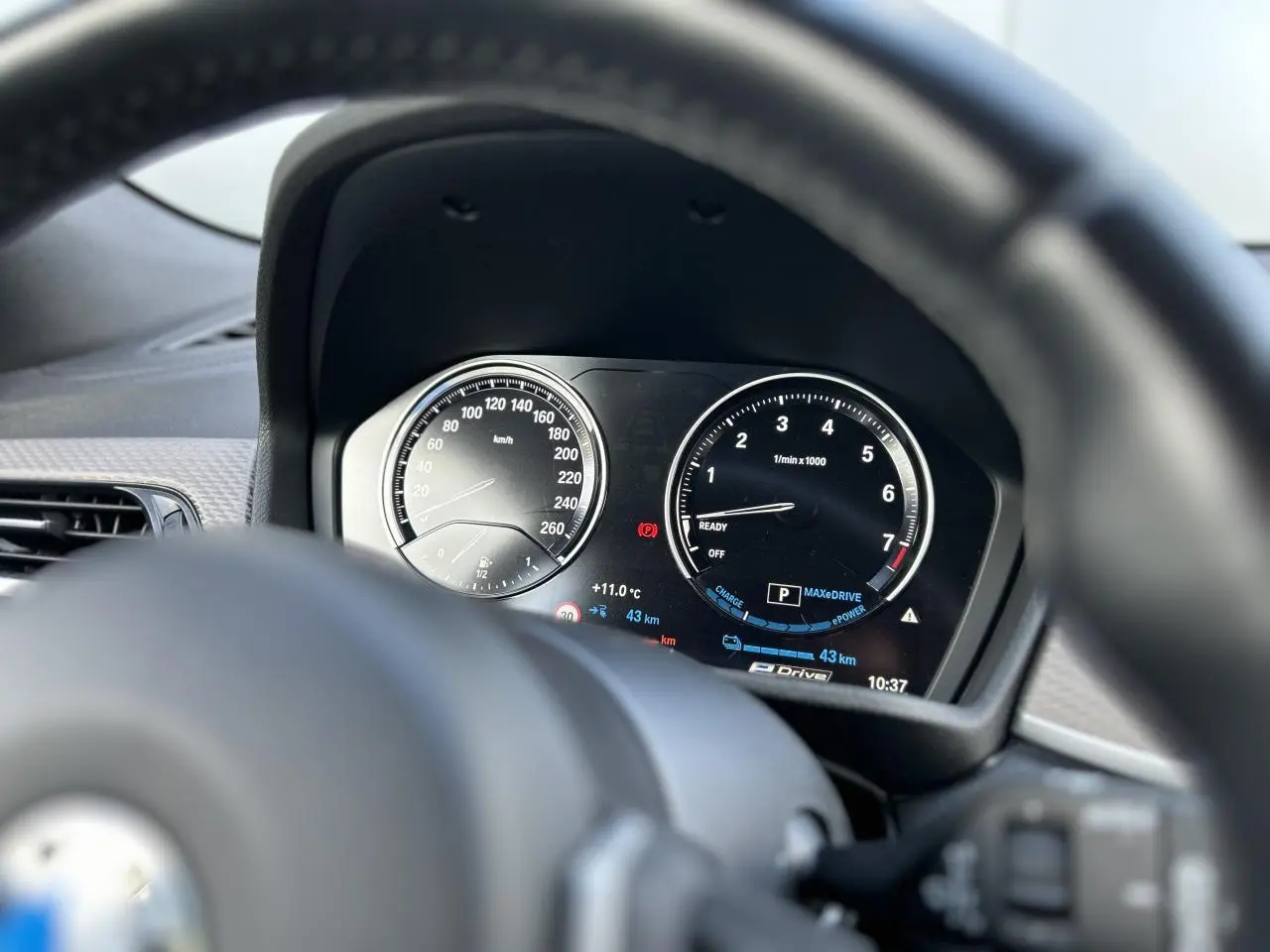 Vue depuis le volant sur le tableau de bord numérique du BMW X2 gris Mineral, affichant vitesse et compte-tours.