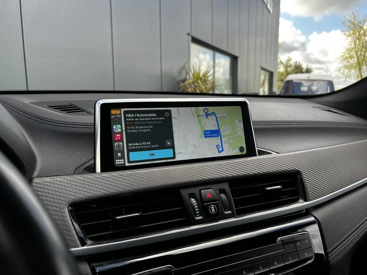 Vue du tableau de bord du BMW X2 gris Mineral 2021 avec écran GPS et finition M Sport visible depuis le siège conducteur.