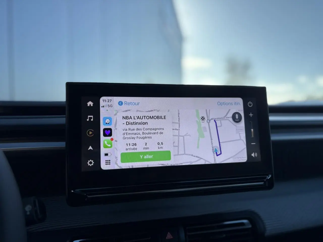 Écran tactile central du tableau de bord de la Citroën C3 Aircross gris Mercury, affichant la navigation GPS.