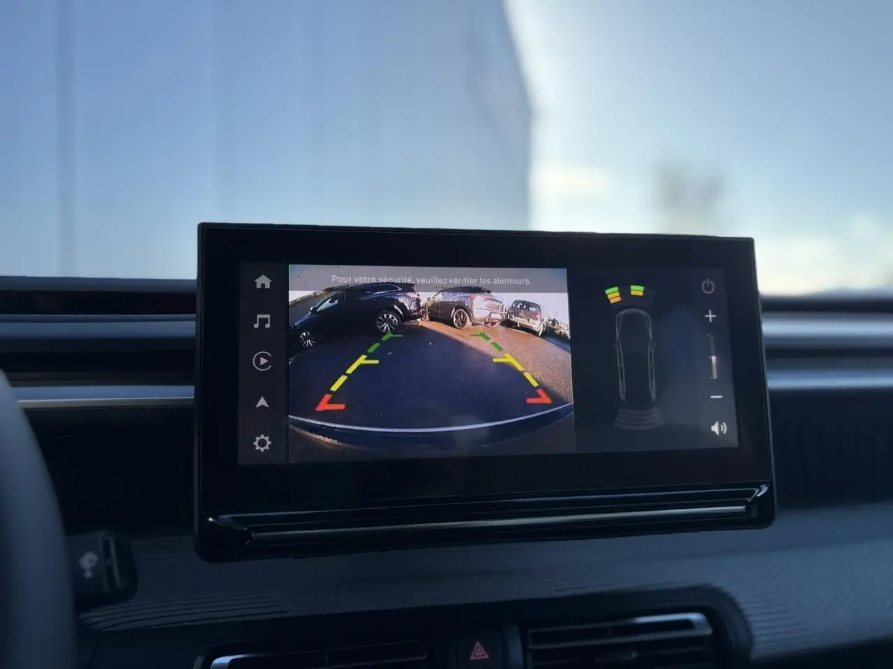 Écran tactile central affichant la caméra de recul et les capteurs de stationnement du Citroën C3 Aircross 2025.