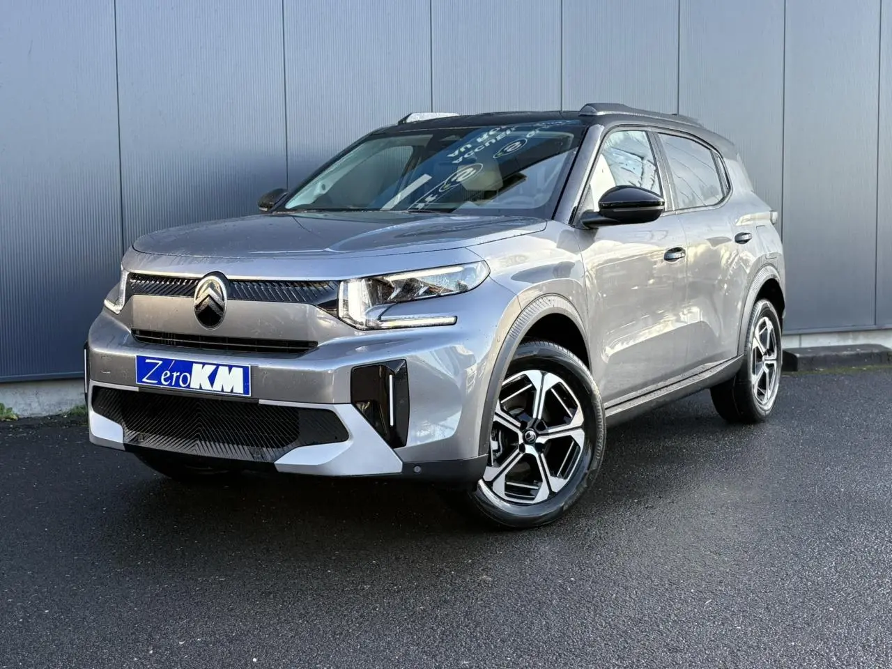 Citroën C3 Aircross gris Mercury vue 3/4 avant droit avec toit noir et jantes alliage diamantées.