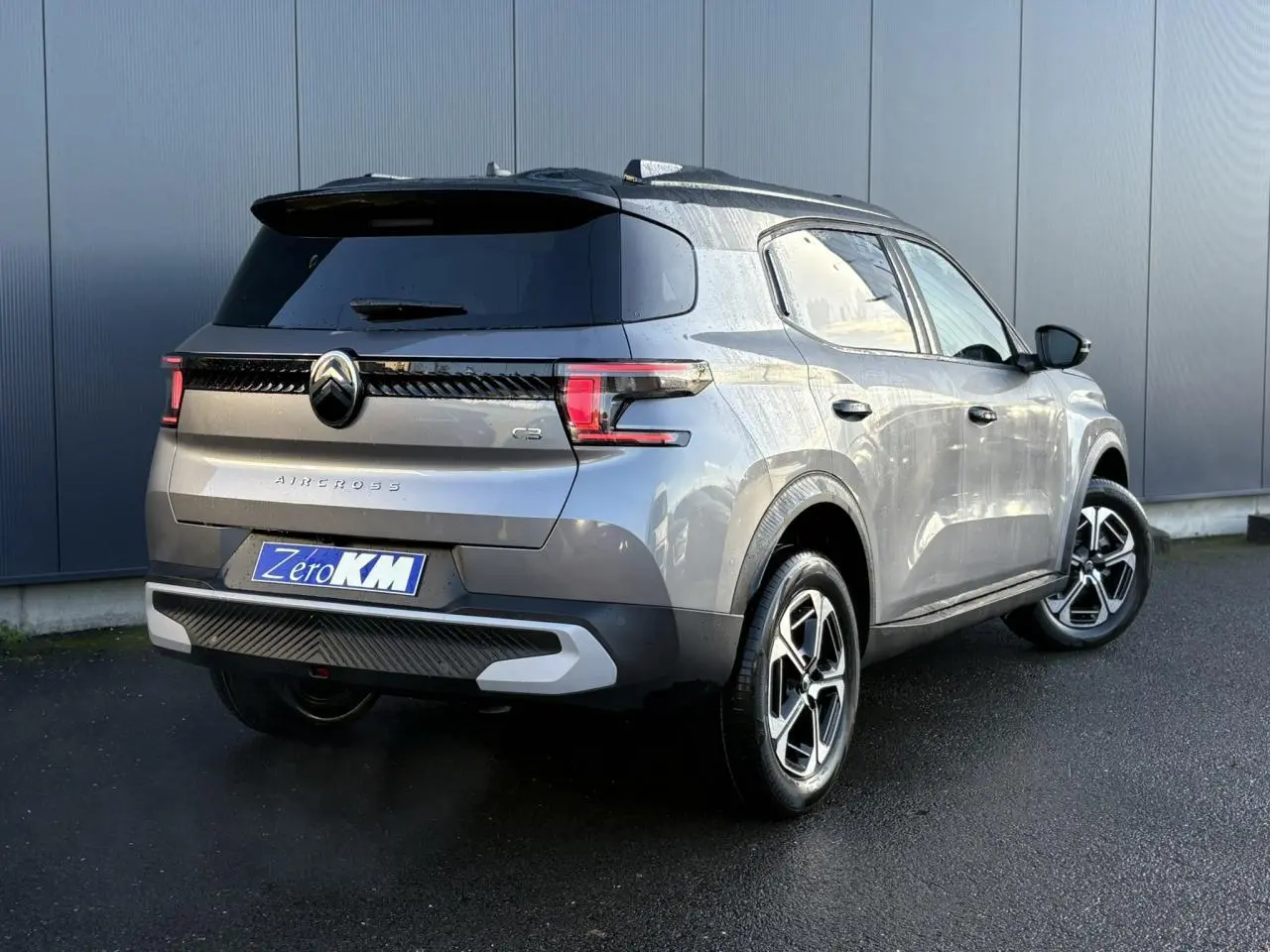 Vue 3/4 arrière droite du Citroën C3 Aircross gris Mercury avec toit noir et jantes alliage 17 pouces.