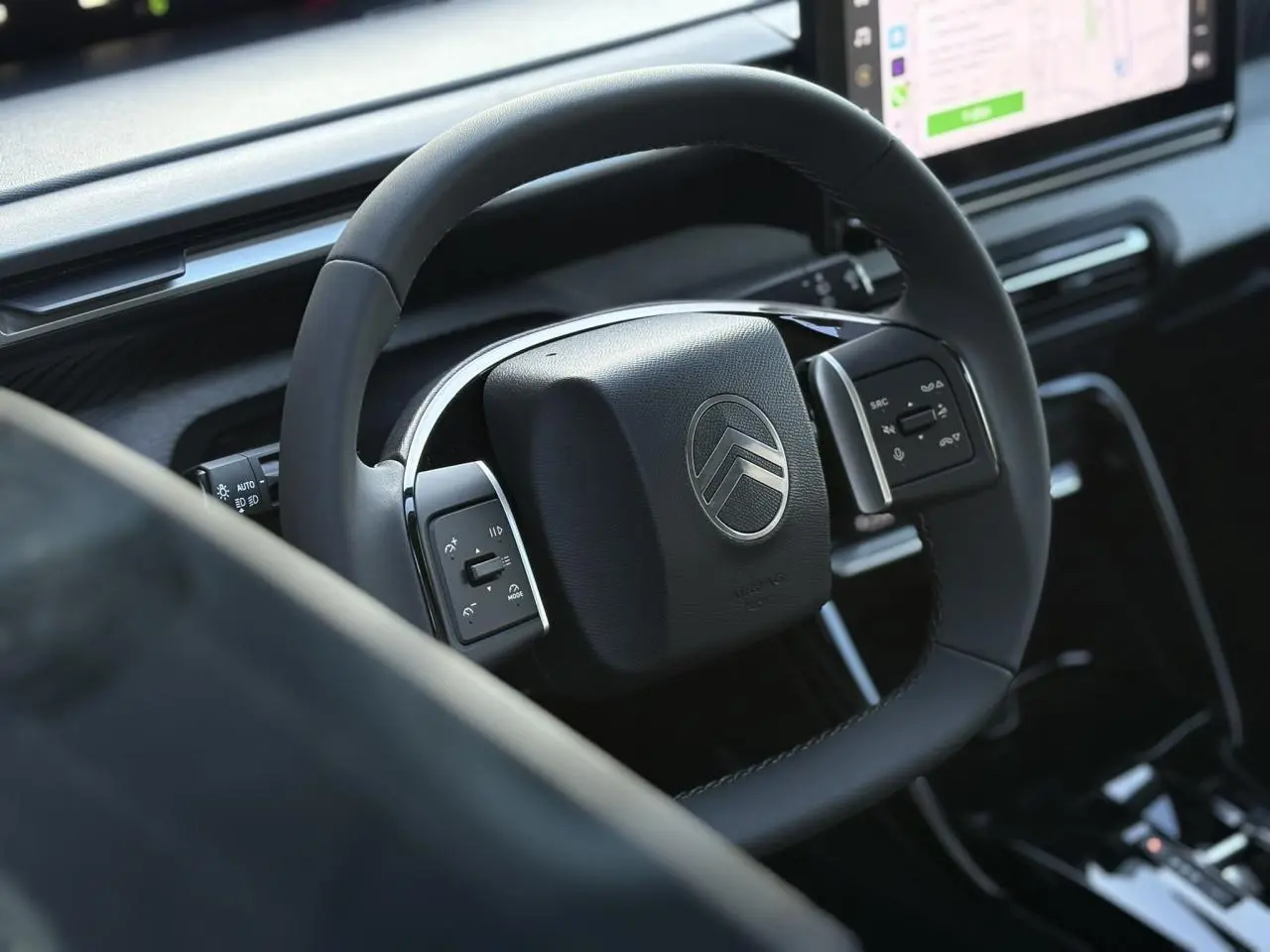 Volant multifonctions noir avec logo Citroën, planche de bord et écran tactile du Citroën C3 Aircross 2025.