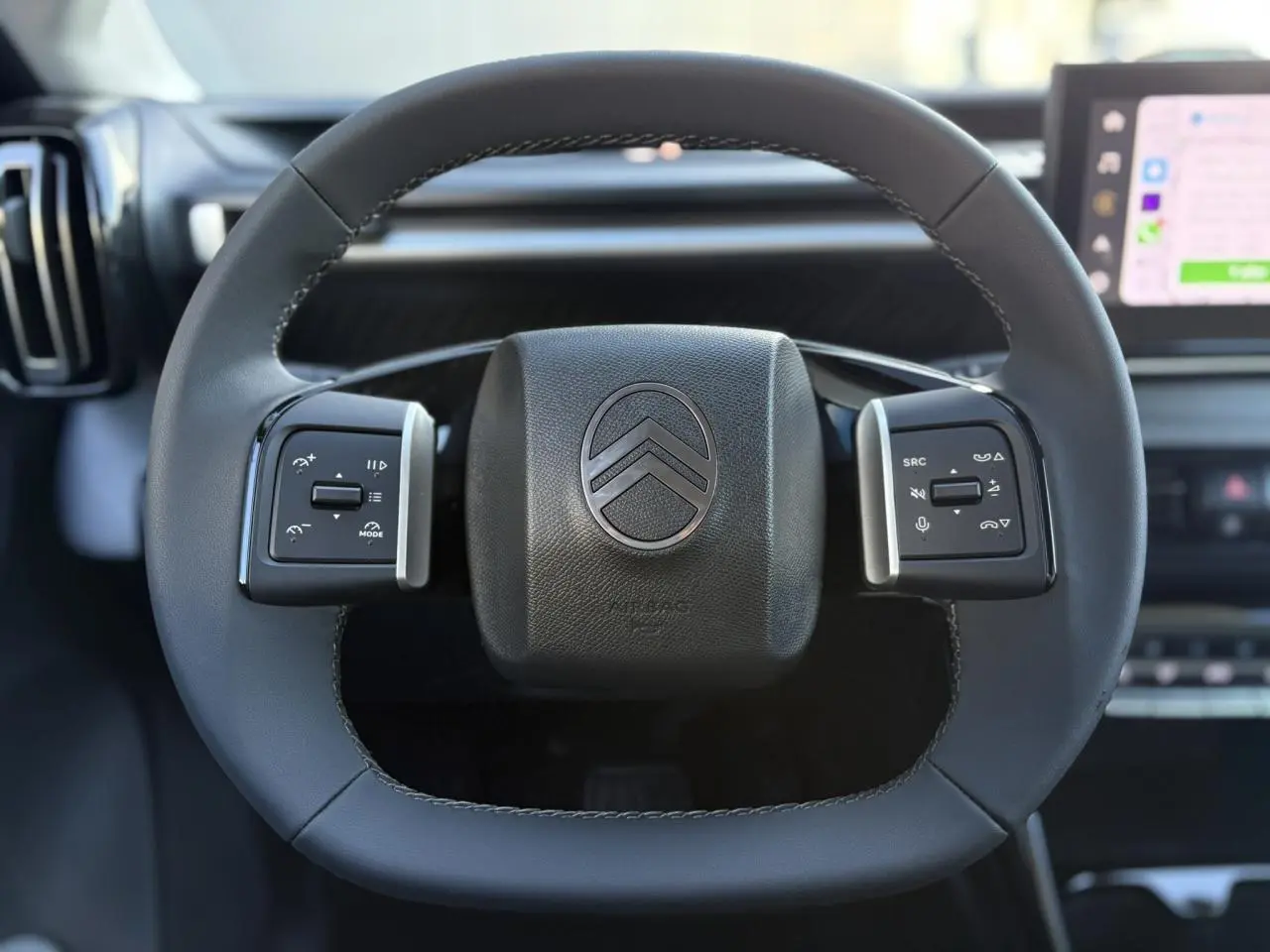 Volant multifonctions noir de Citroën C3 Aircross 2025, avec logo double chevron et commandes intégrées.