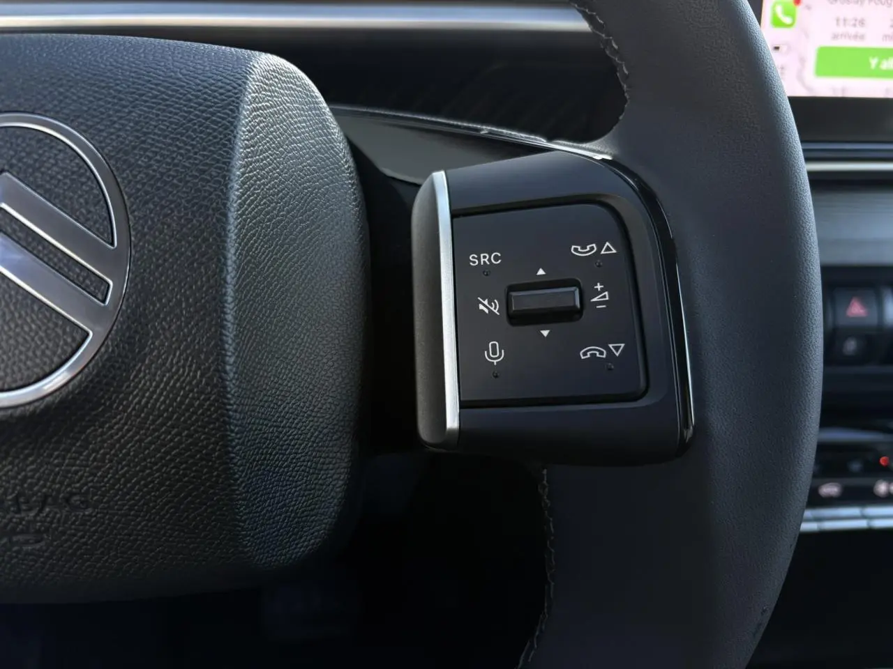 Gros plan sur les commandes multifonctions du volant noir du Citroën C3 Aircross gris Mercury 2025.