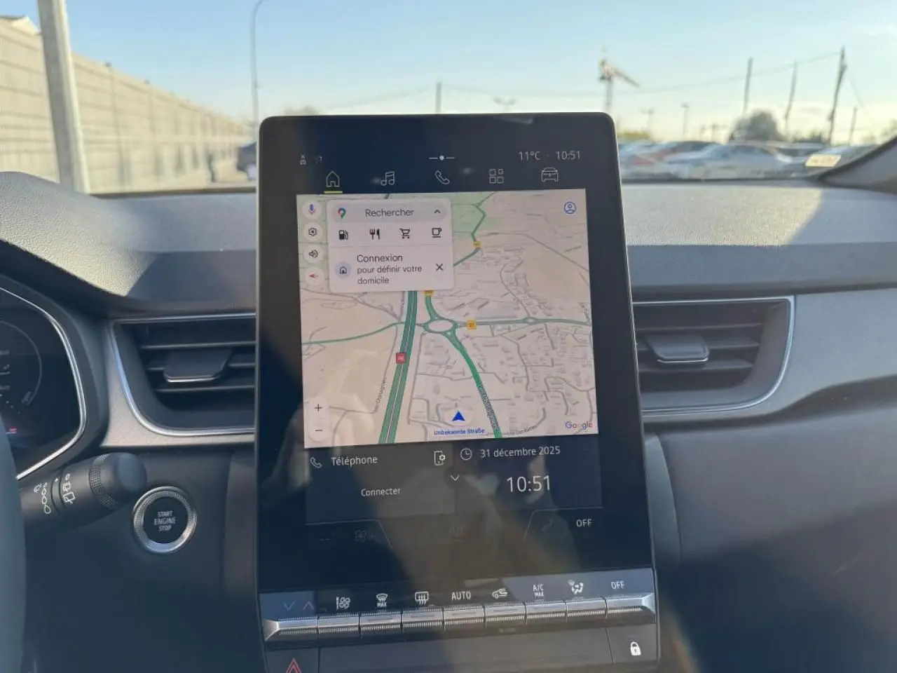 Vue rapprochée de la console centrale du Renault Captur II avec écran tactile vertical affichant la navigation GPS.