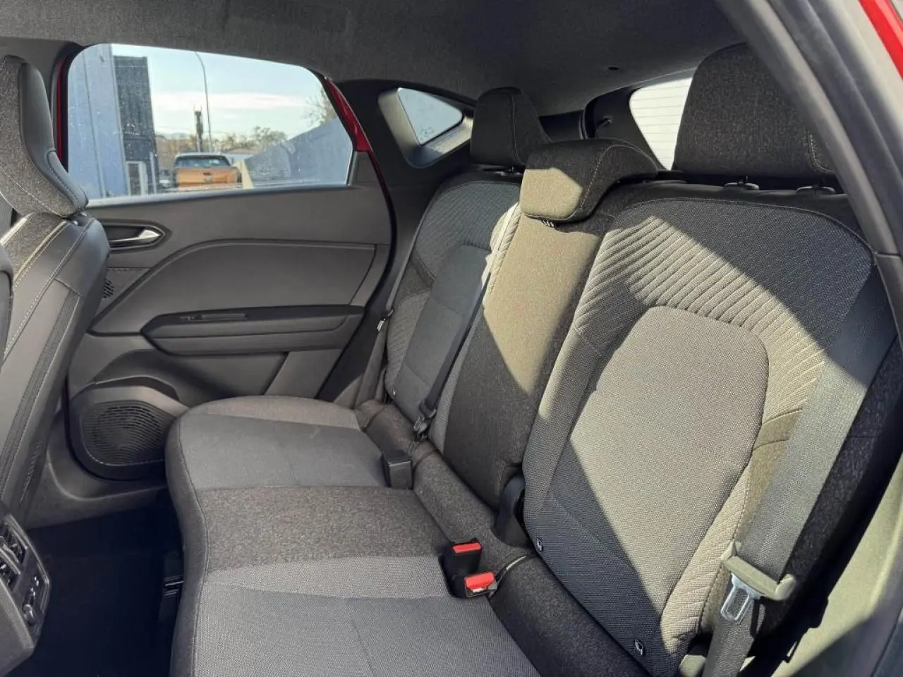 Vue intérieure côté droit de la banquette arrière grise du Renault Captur II avec appuis-tête et ceintures visibles.