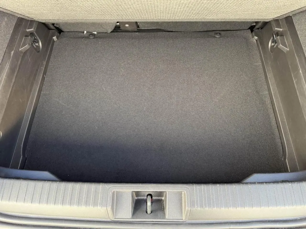 Coffre vide vu de dessus du Renault Captur II 1.0 TCE 100 GPL finition Techno, sans chargement ni accessoires visibles.