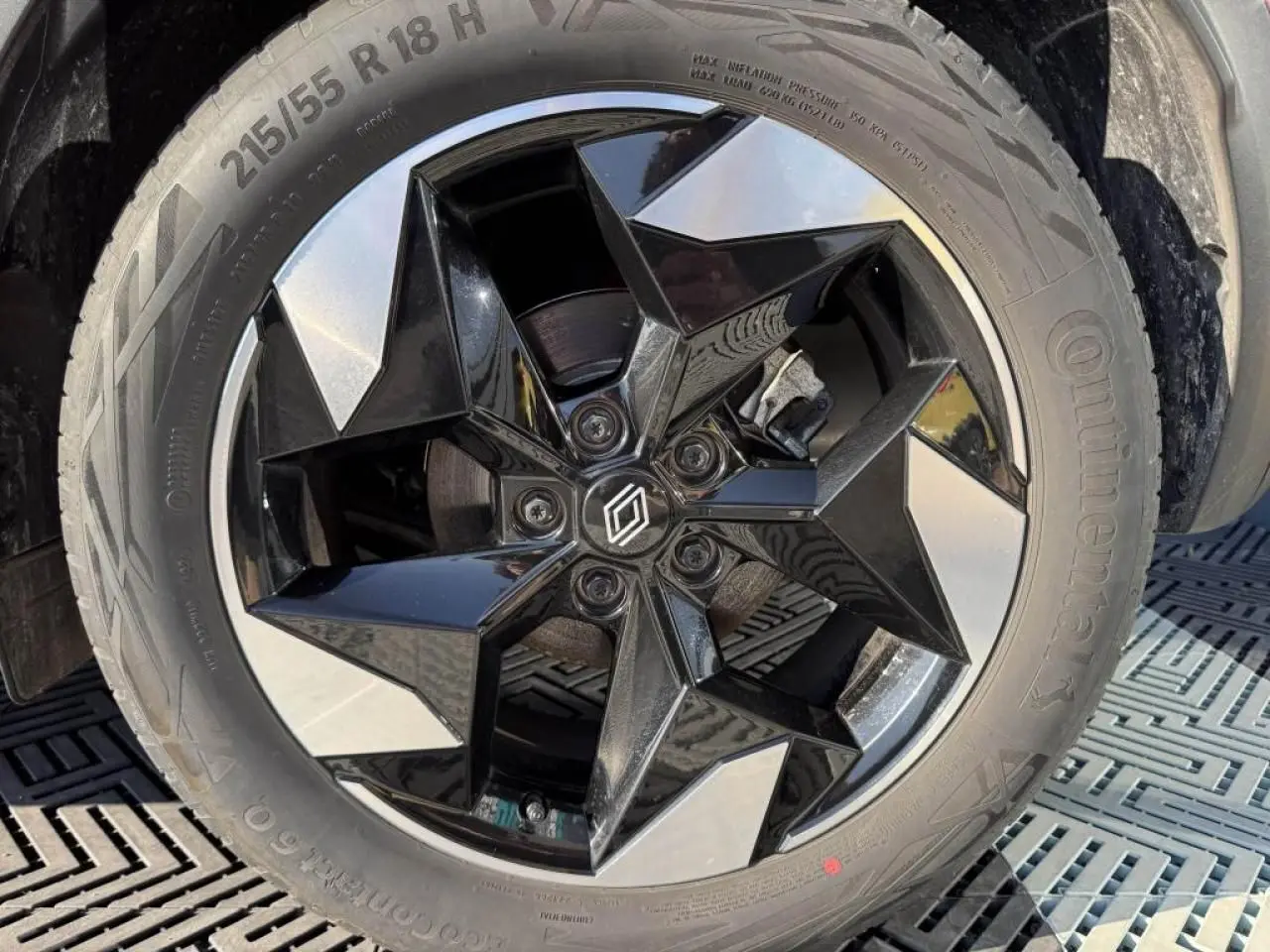 Gros plan sur la jante aluminium 18 pouces bicolore noire et argentée du Renault Captur II Rouge Flamme.