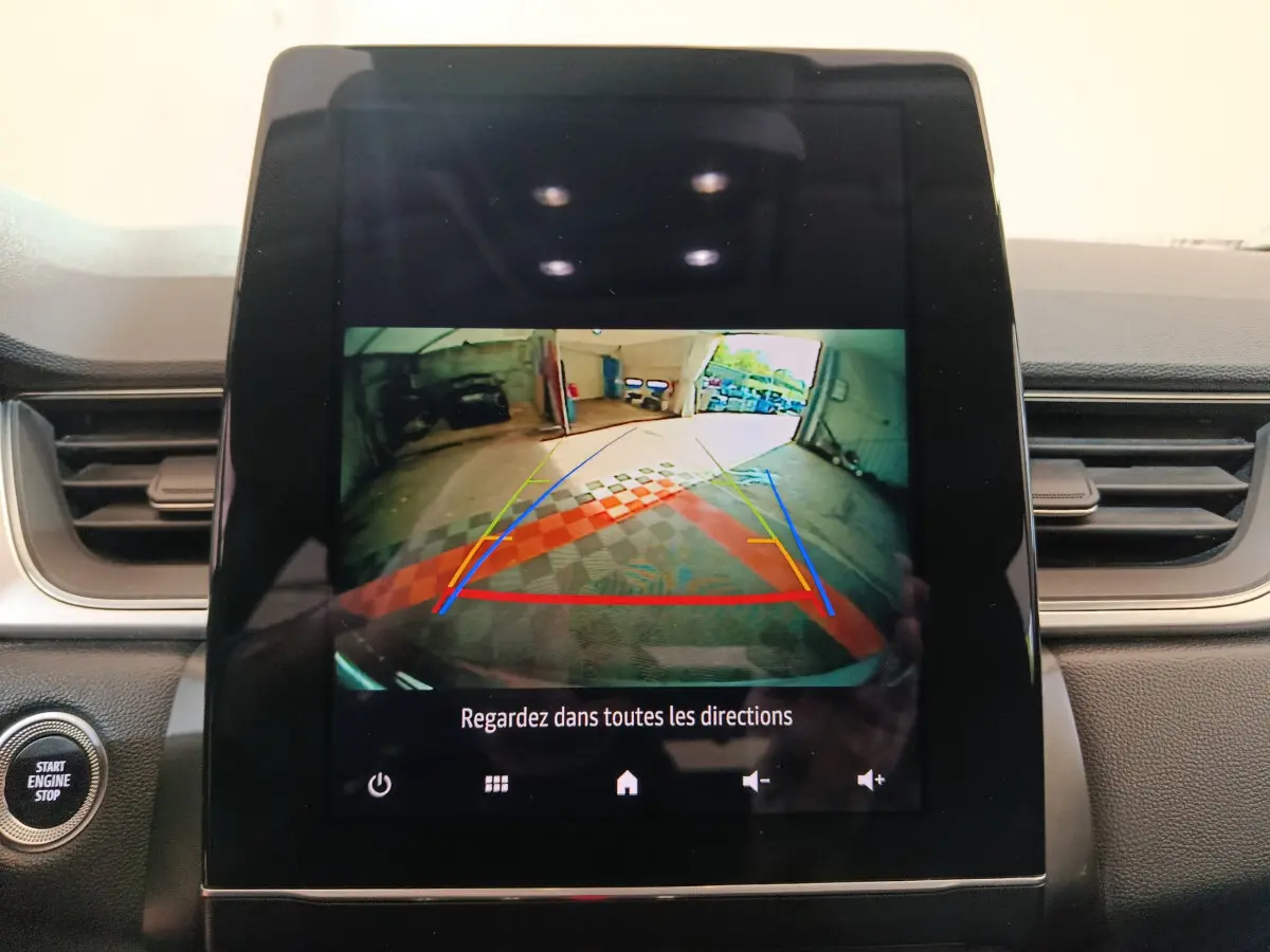 Écran tactile central du Renault Captur Techno TCe 90 affichant la caméra de recul avec lignes de guidage.