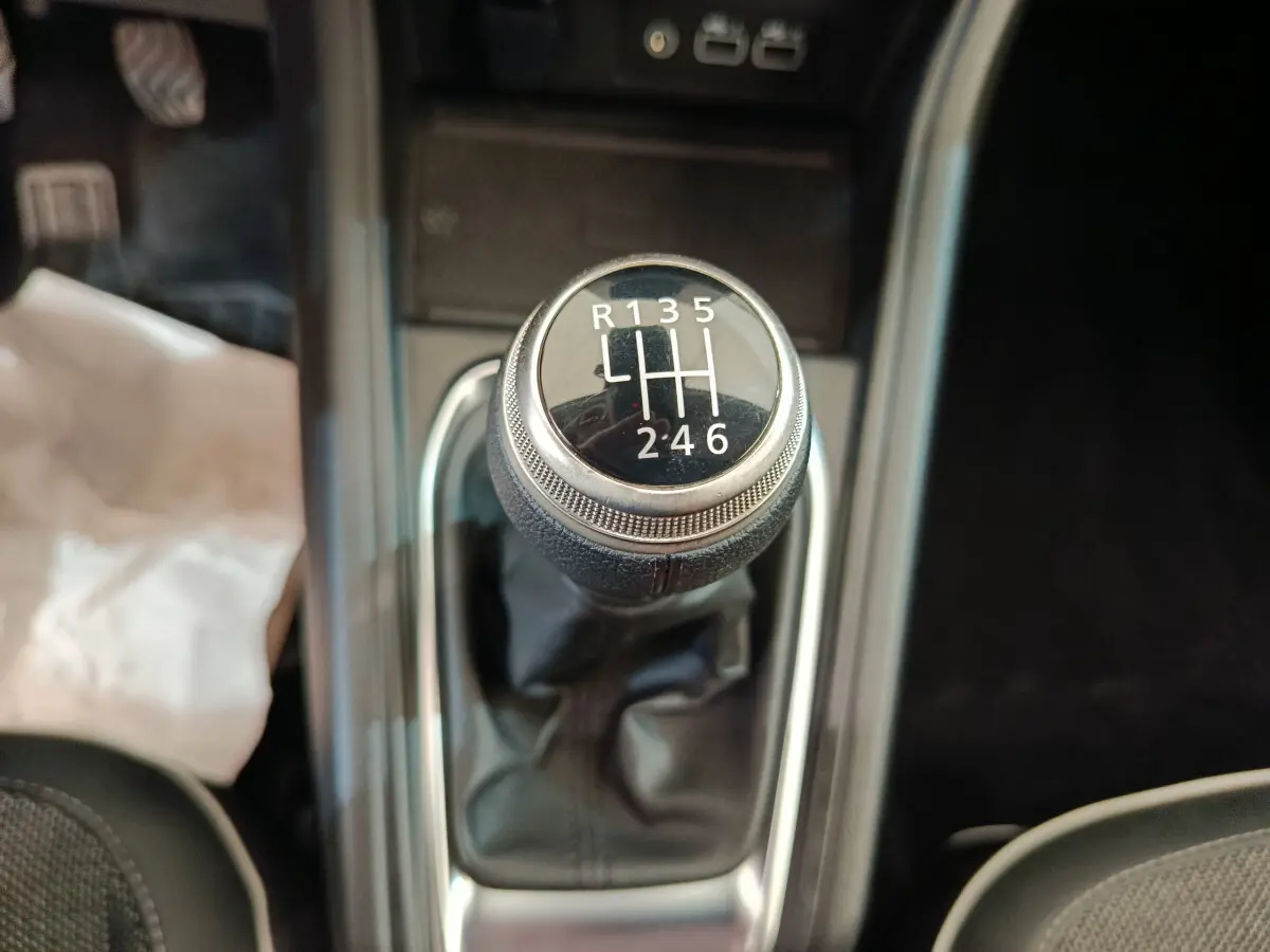 Gros plan sur le levier de vitesses manuel noir du Renault Captur Techno TCe 90 gris foncé de 2024.
