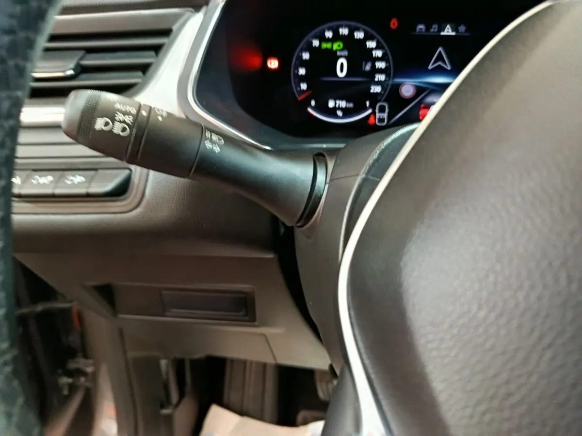 Gros plan sur le combiné d'instruments numérique du Renault Captur 2024, affichage multifonctions lumineux.