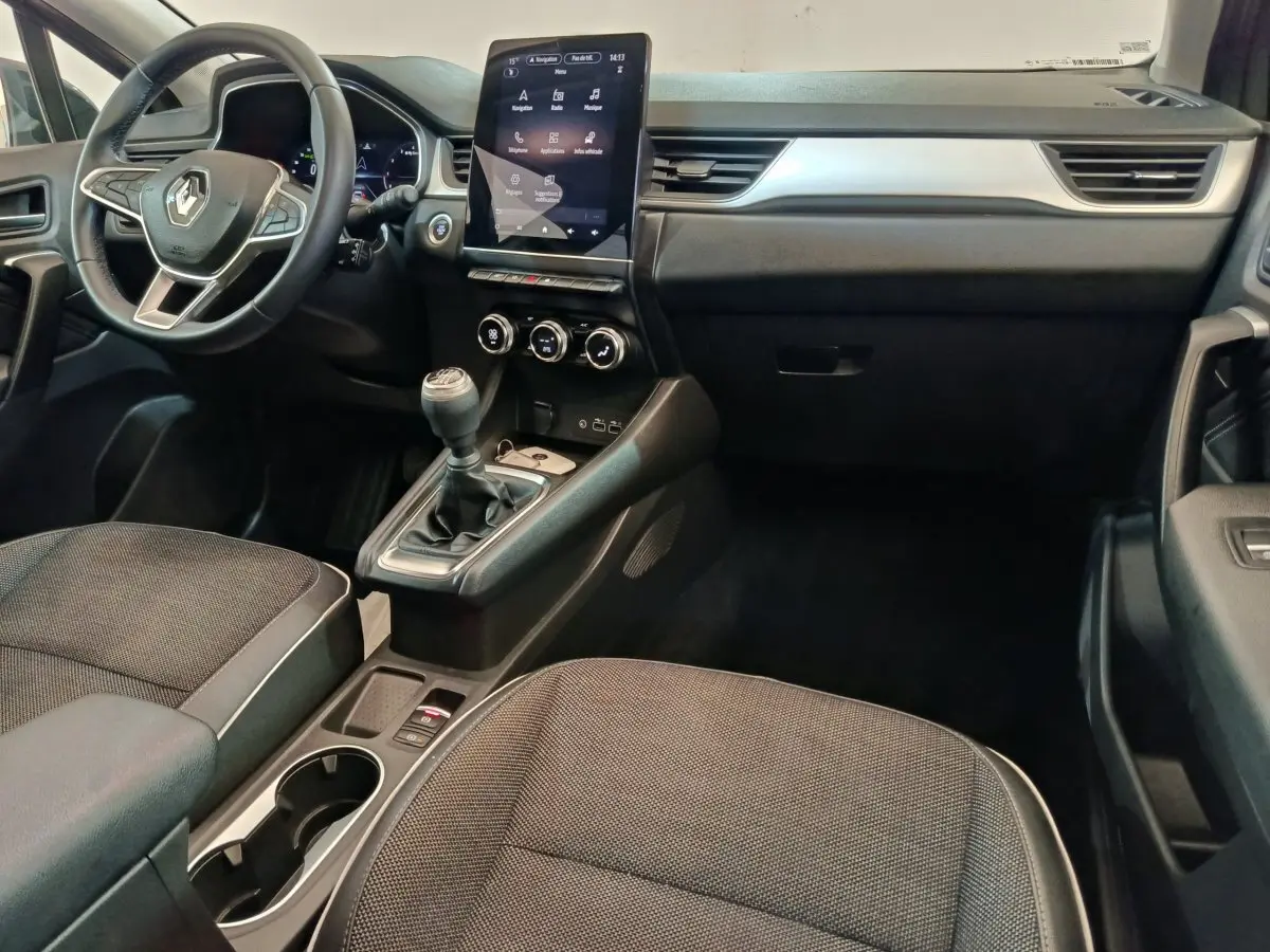 Intérieur du Renault Captur 2024 techno TCe 90, vue côté conducteur, tableau de bord moderne avec écran tactile vertical.