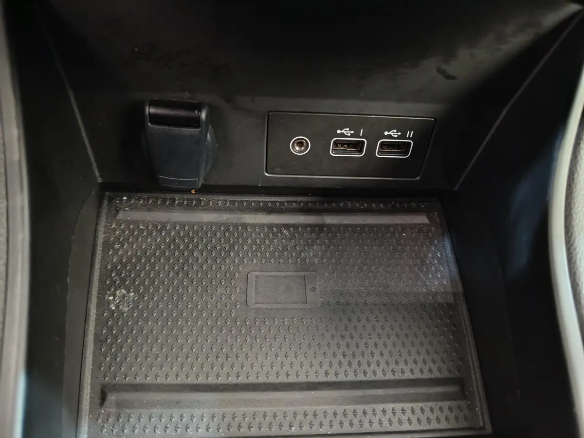 Zone de recharge sans fil et ports USB doubles dans la console centrale du Renault Captur techno TCe 90 gris foncé 2024