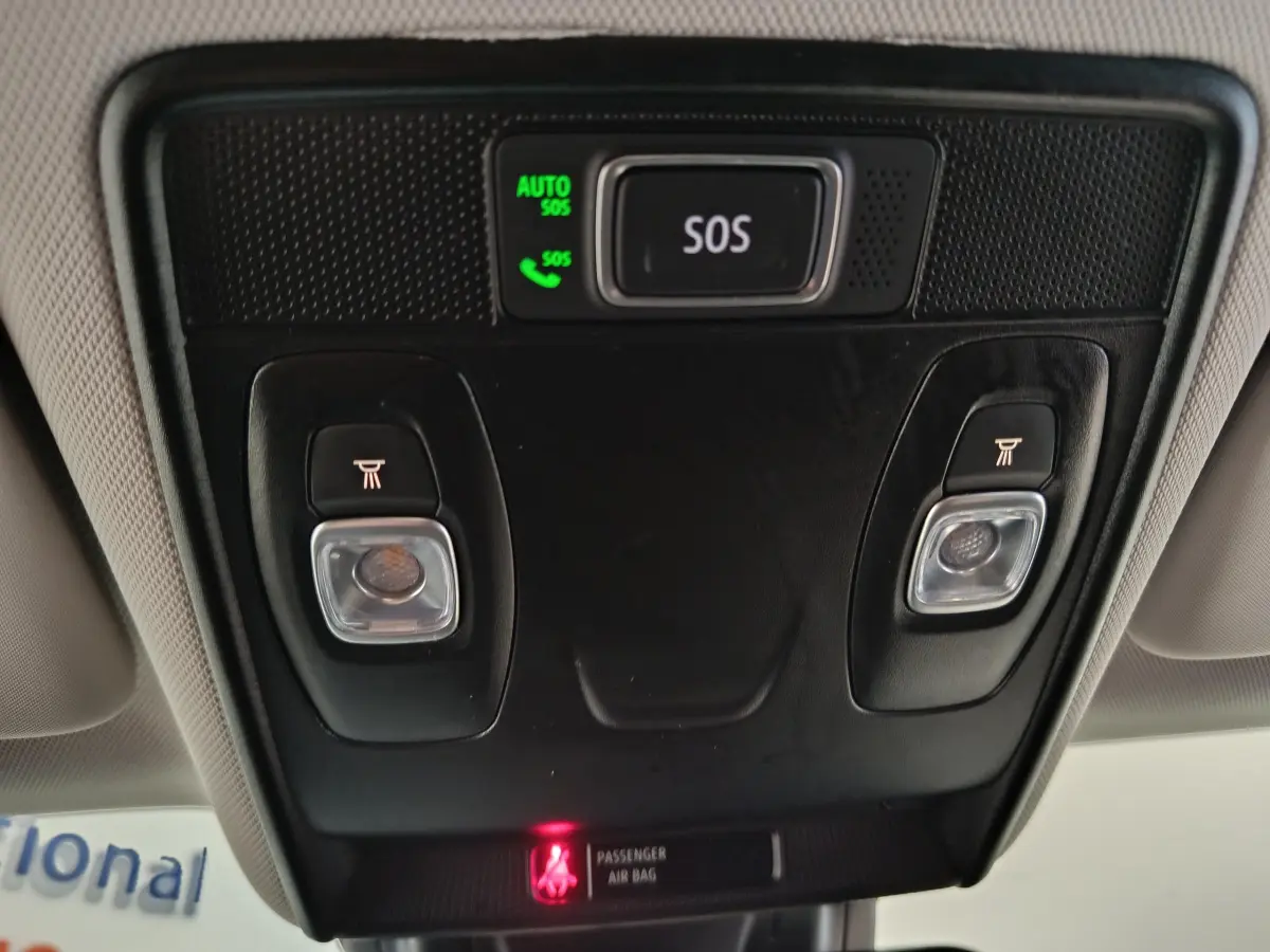 Vue en gros plan du plafonnier noir avec bouton SOS et éclairages intérieurs du Renault Captur gris foncé 2024.