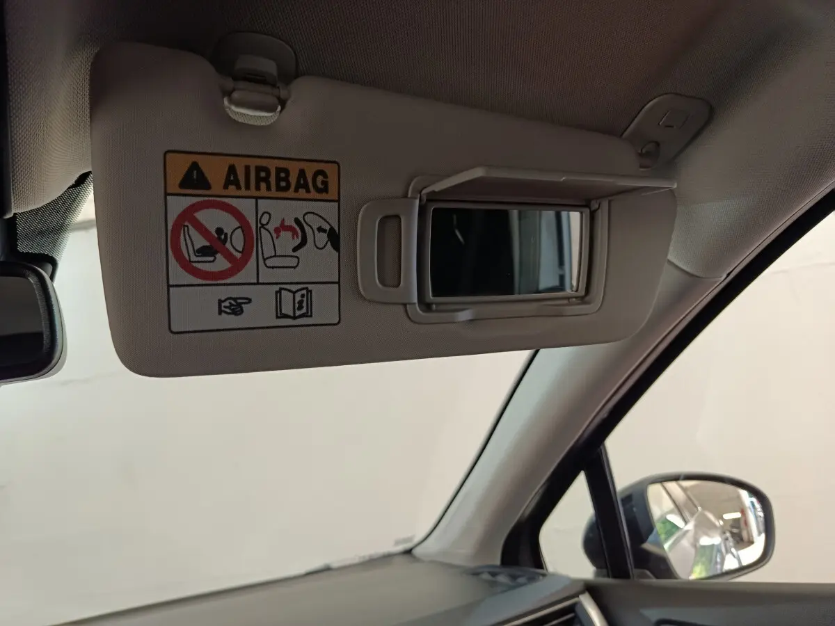 Miroir de courtoisie ouvert sur pare-soleil côté conducteur du Renault Captur gris foncé 2024, intérieur visible.