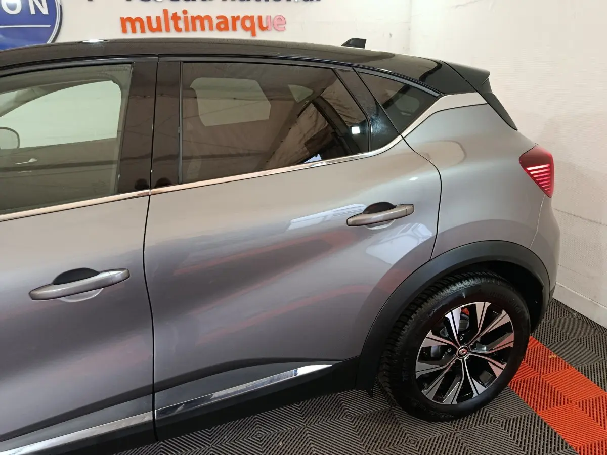 Vue latérale droite du Renault Captur techno TCe 90 gris foncé, mettant en valeur la jante alliage et les lignes de caisse.
