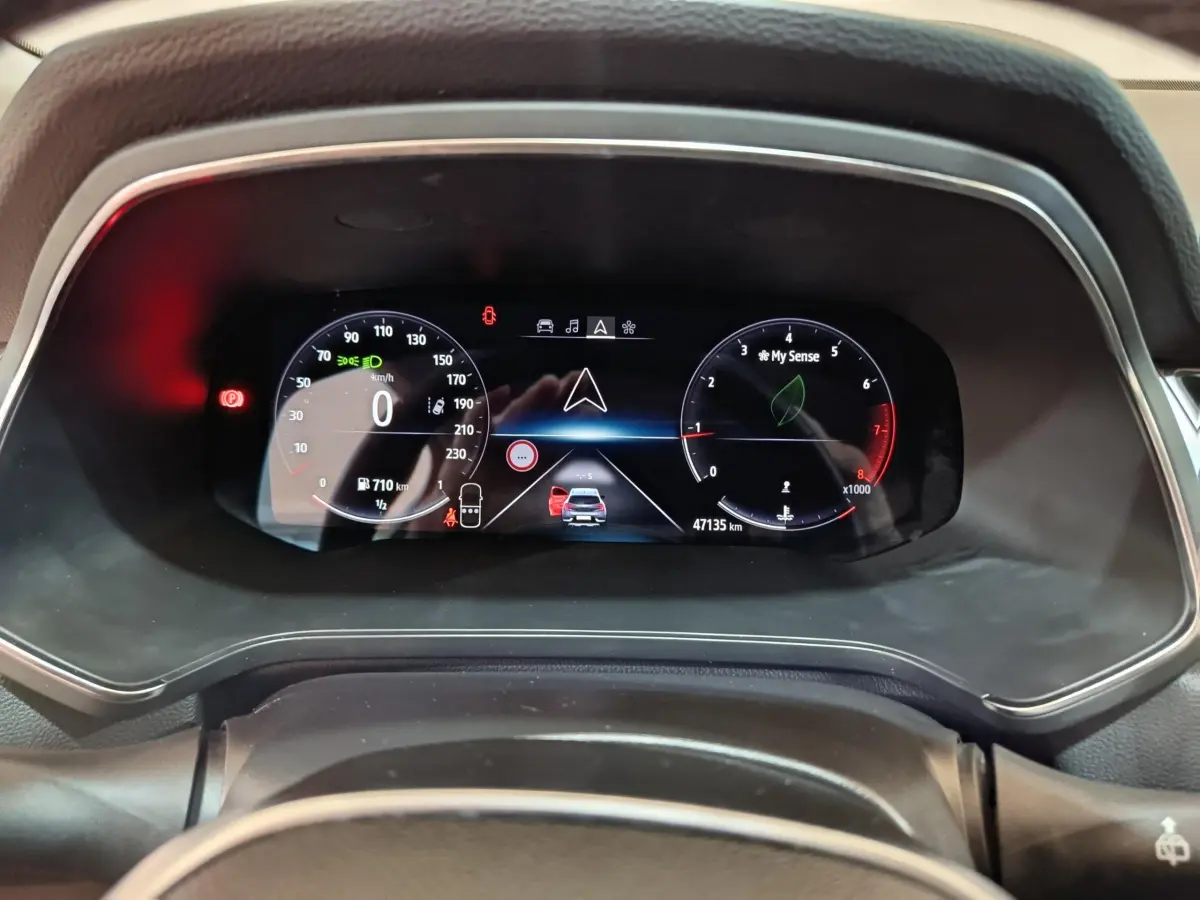 Tableau de bord numérique du Renault Captur Techno TCe 90 2024 affichant la vitesse et la navigation.