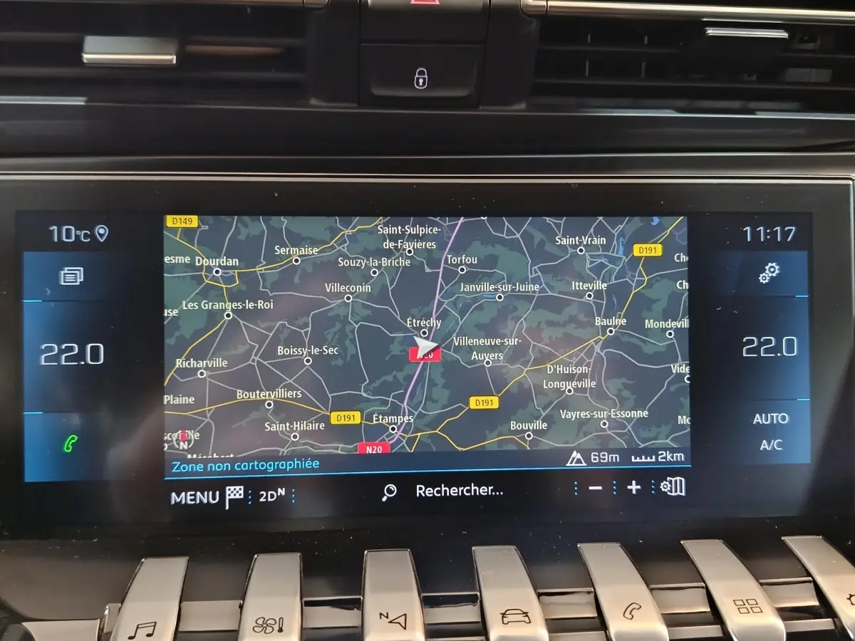 Écran tactile central du tableau de bord de la Peugeot 508 gris clair, affichant la navigation GPS en plein jour.