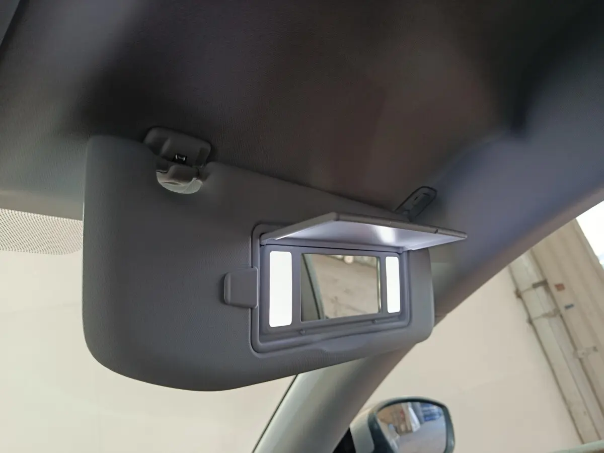 Détail du pare-soleil côté conducteur avec miroir éclairé dans l'habitacle gris clair d'une Peugeot 508 2020.