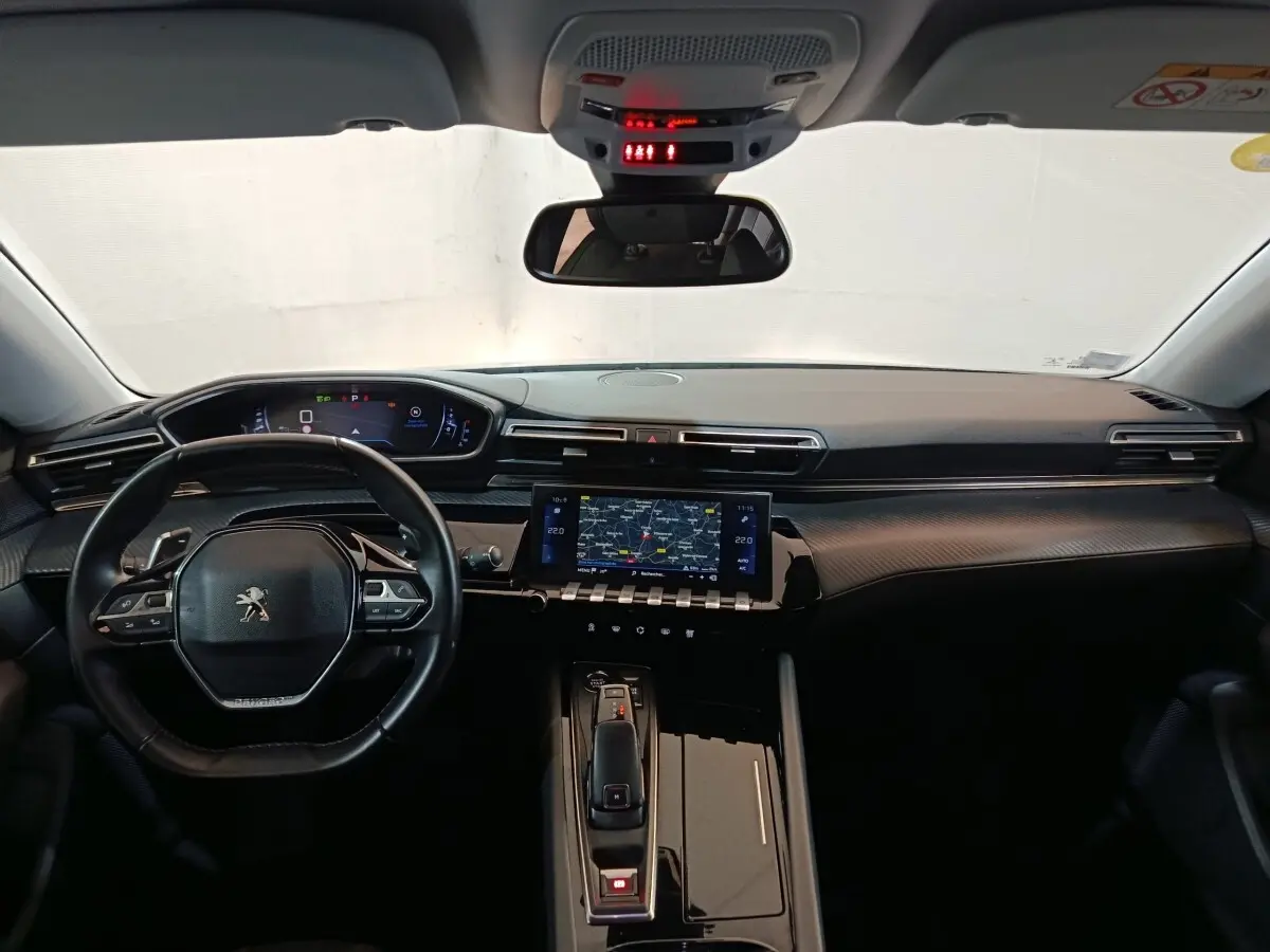 Vue intérieure frontale du tableau de bord noir et volant cuir de la Peugeot 508 BlueHDi 130 S&S EAT8 Allure 2020.