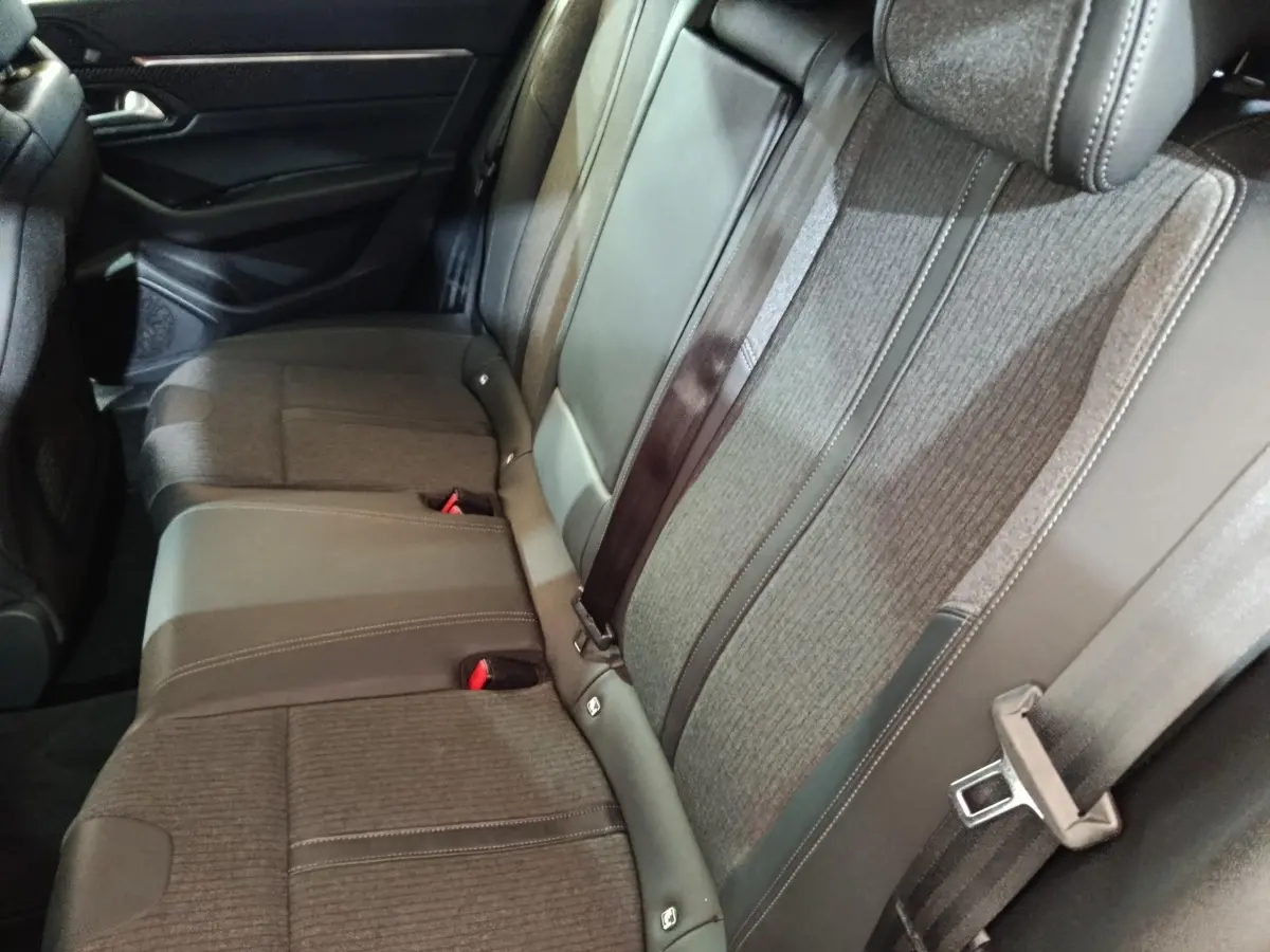 Vue rapprochée de la banquette arrière grise en tissu et cuir de la Peugeot 508 BlueHDi 130 S&S EAT8 Allure 2020.