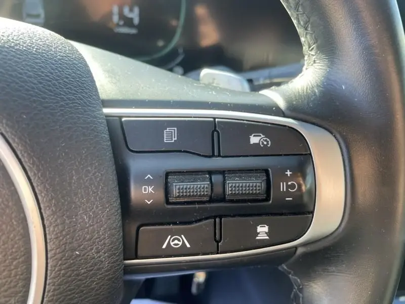 Gros plan sur les commandes multifonctions à droite du volant cuir du Kia Sportage gris Eclipse Metal 2023.