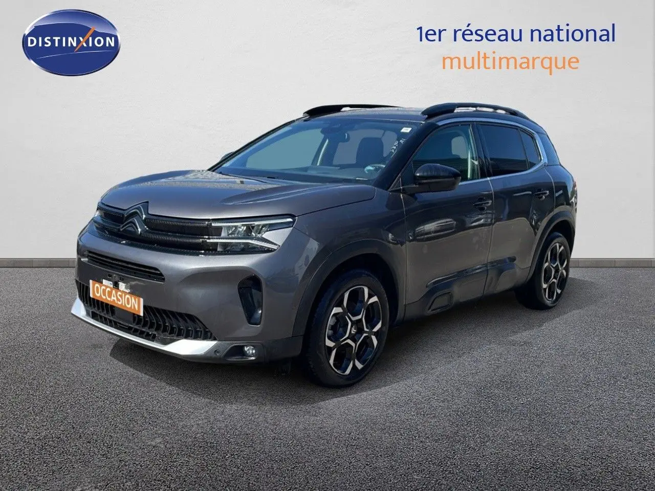 Citroën C5 Aircross gris platinium métal en 3/4 avant droit, avec jantes bi-ton et toit noir contrasté.