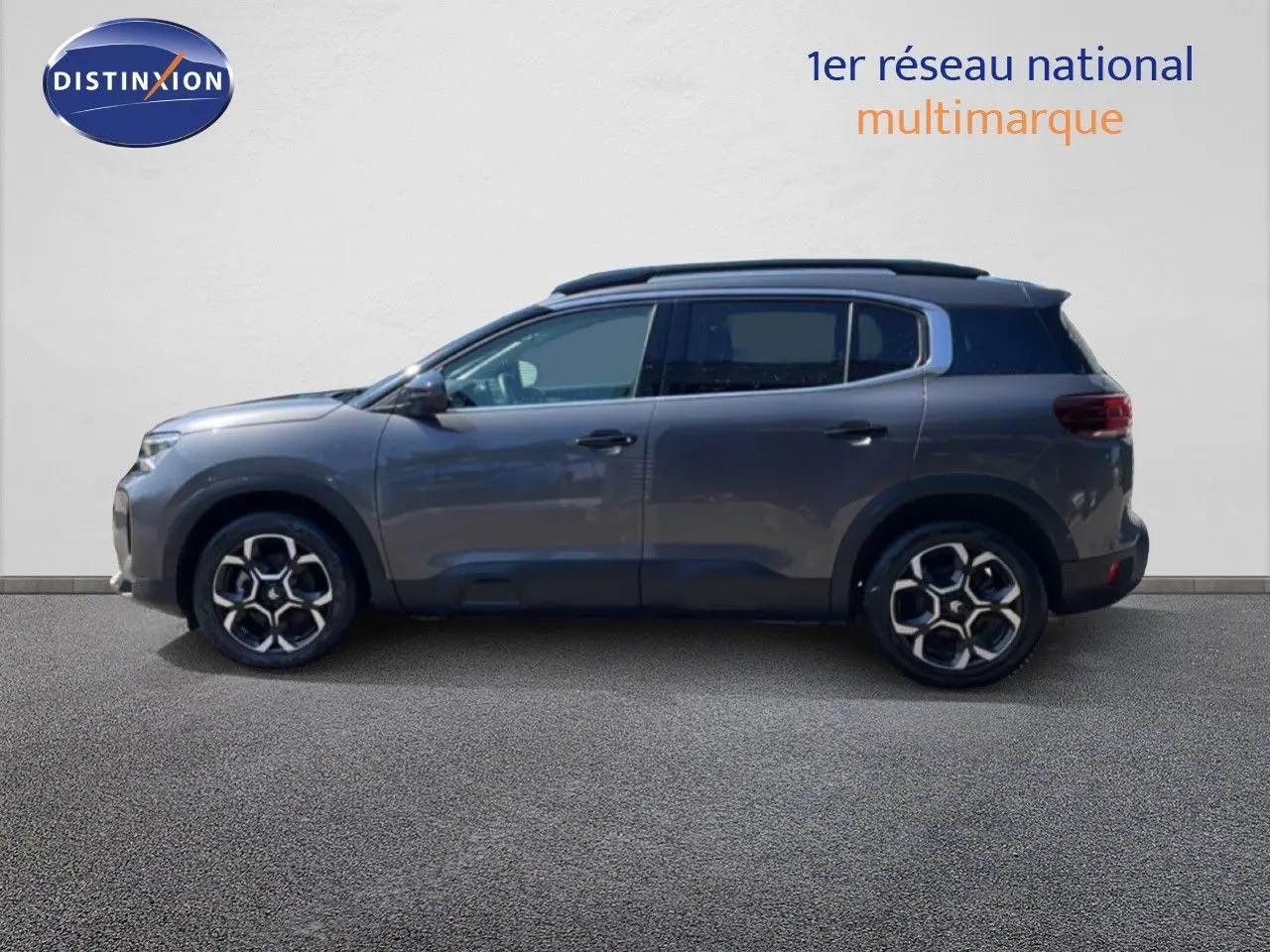 Profil droit du Citroën C5 Aircross 2025 gris platinium métallisé avec jantes bi-ton et toit noir contrasté.