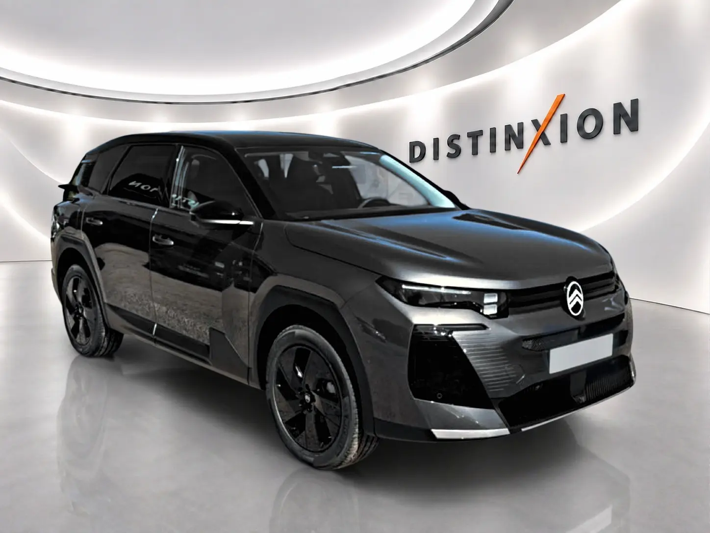 Vue 3/4 avant droite du Citroën C5 Aircross gris platinium avec toit noir et jantes alliage noires.